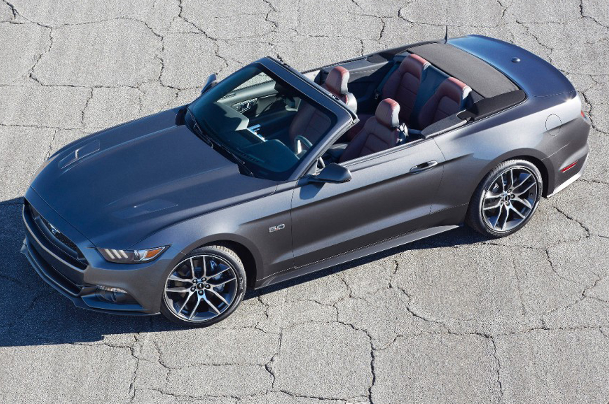 2015-Ford-Mustang-GT-convertible-front-side-view-from-above