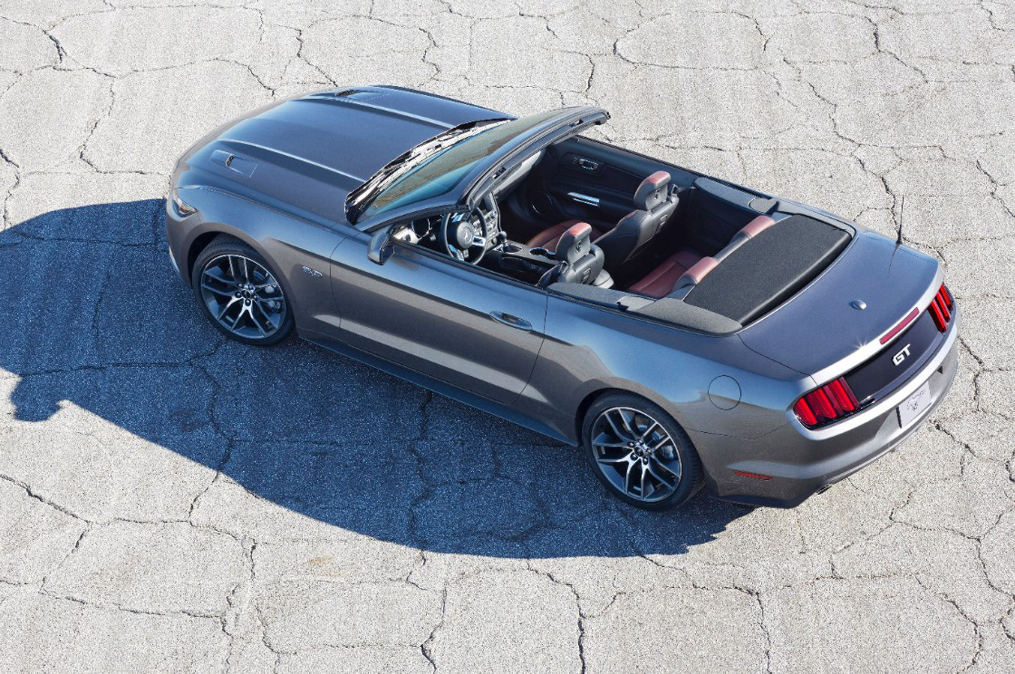 2015-Ford-Mustang-GT-convertible-rear-side-from-above