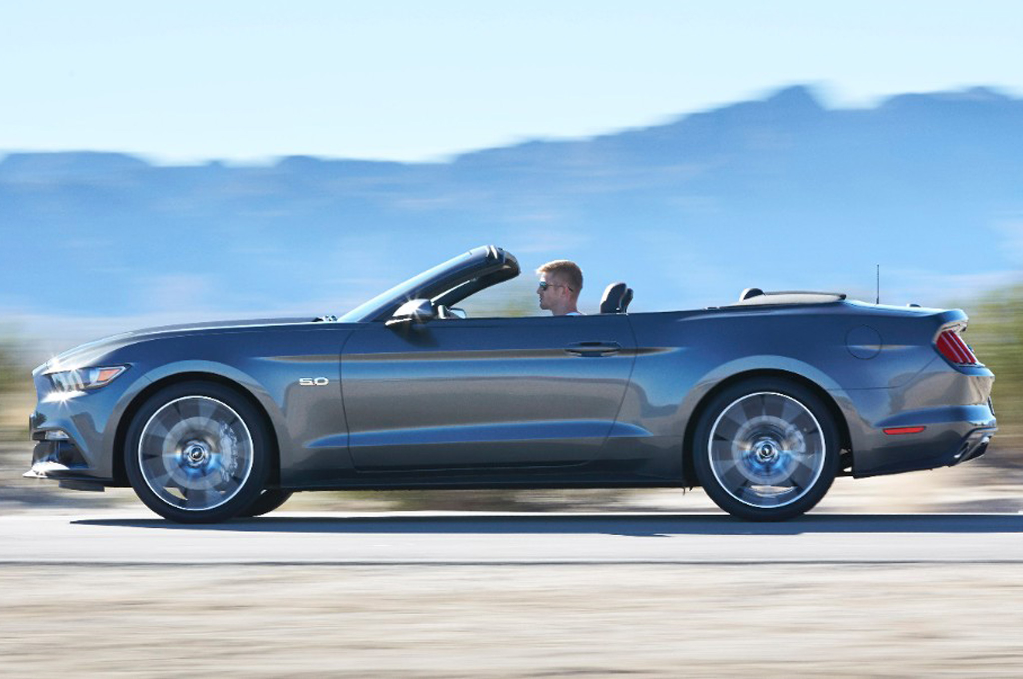 2015-Ford-Mustang-GT-convertible-side-motion-view