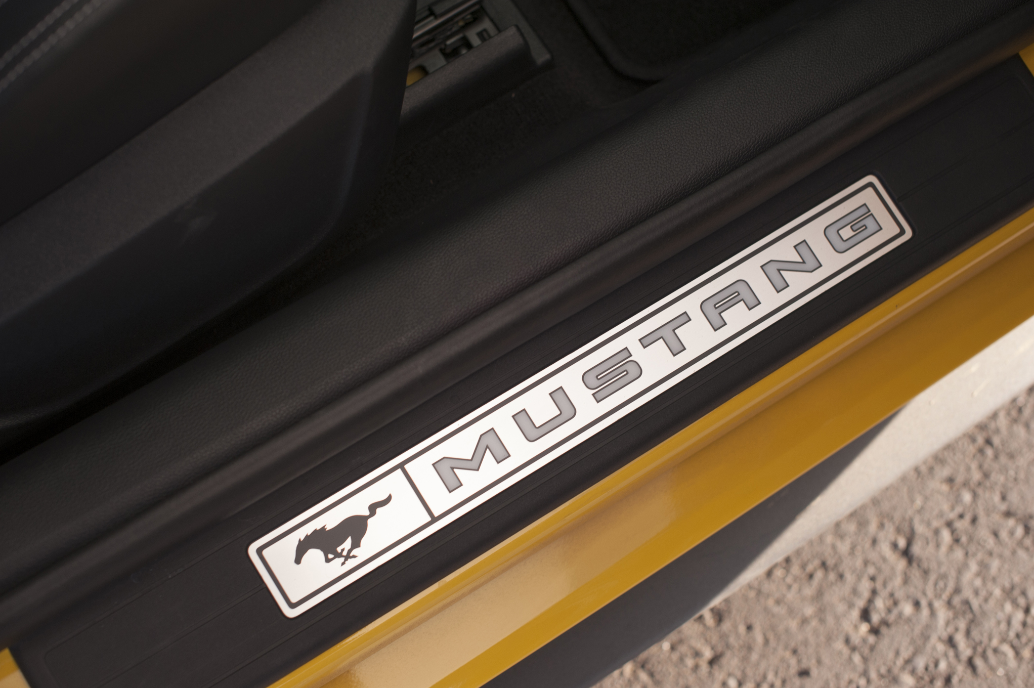 2015-Ford-Mustang-GT-door-sill