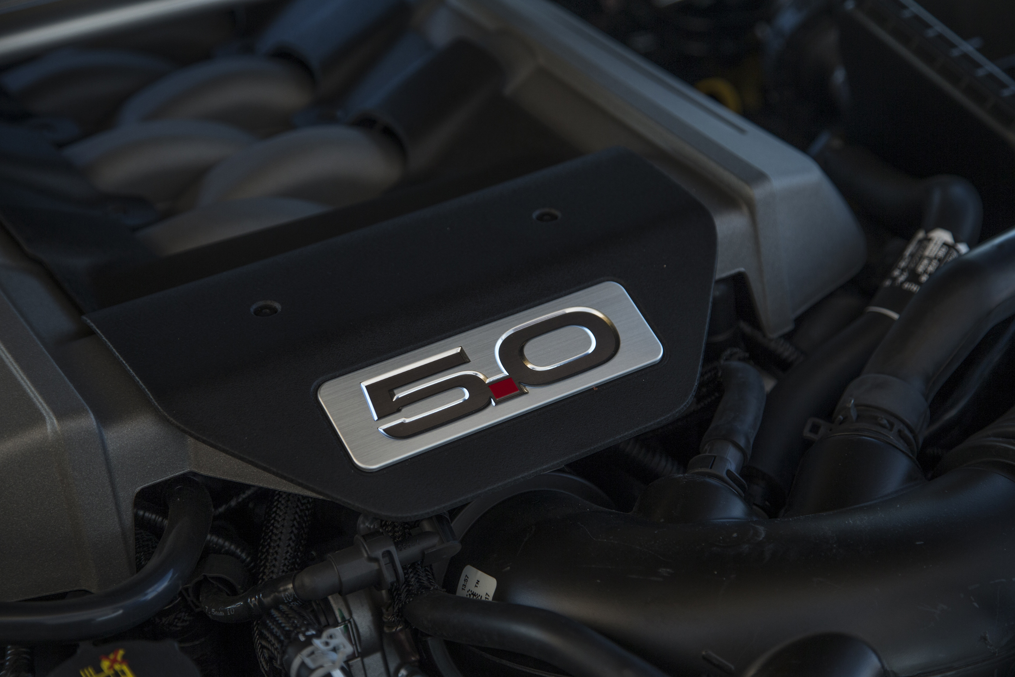 2015-Ford-Mustang-GT-engine-cover