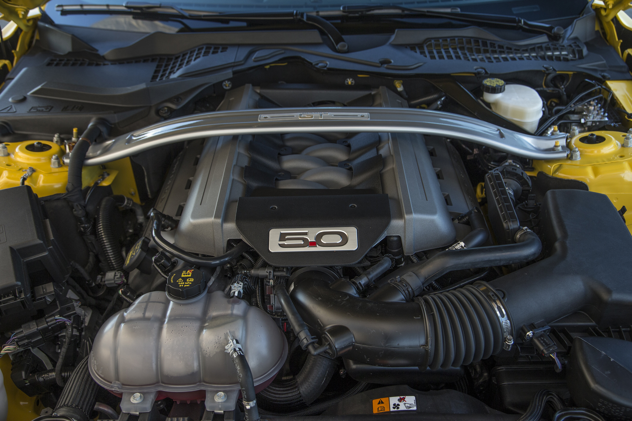 2015-Ford-Mustang-GT-engine