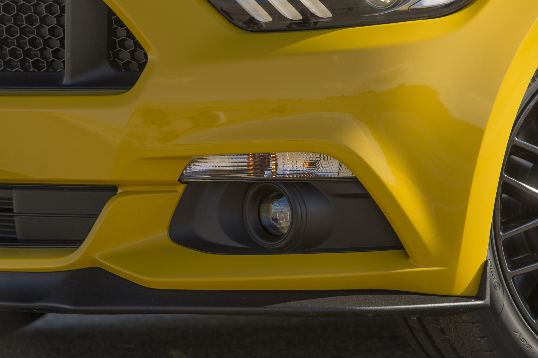 2015-Ford-Mustang-GT-foglight