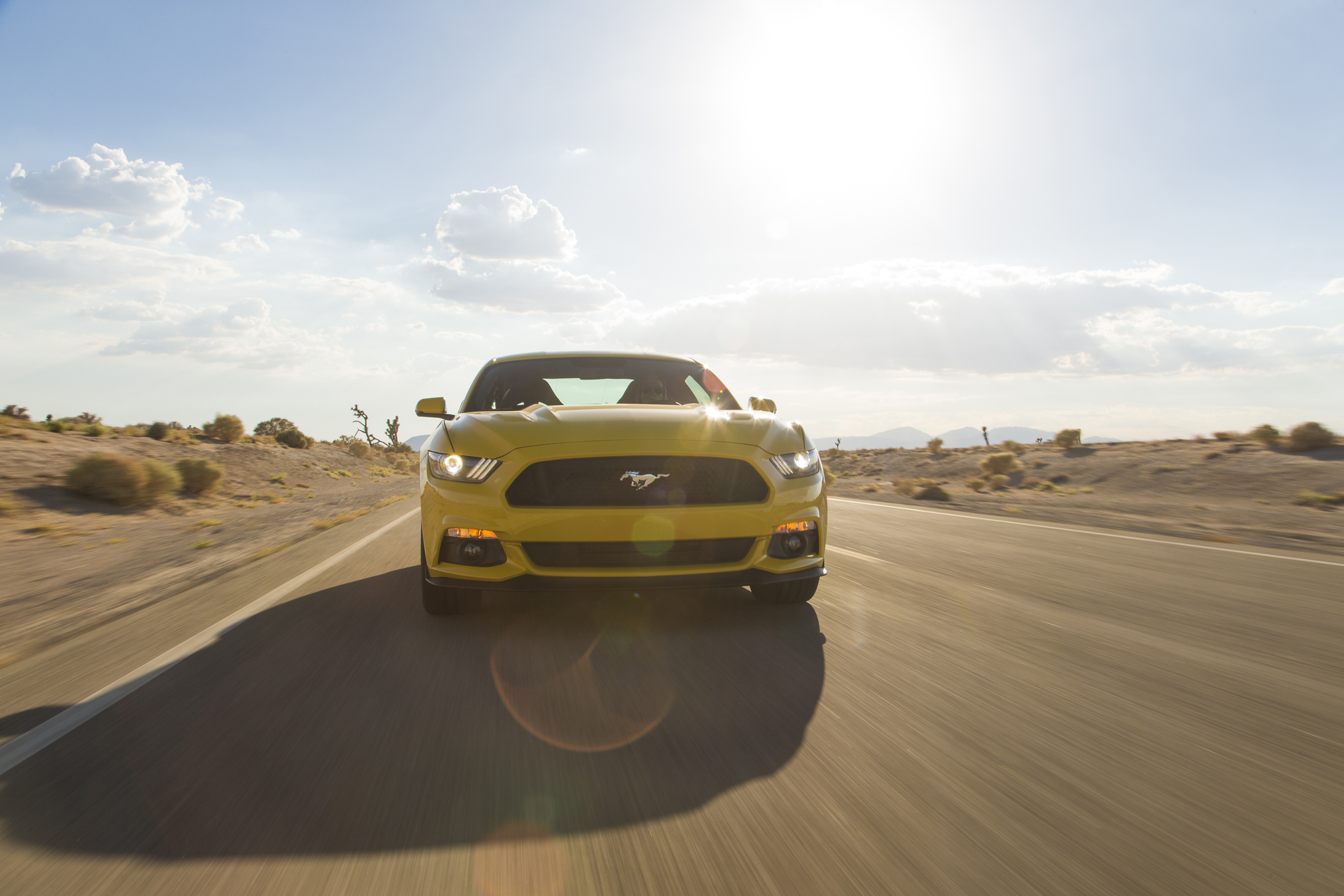 2015-Ford-Mustang-GT-front-end-in-motion-02