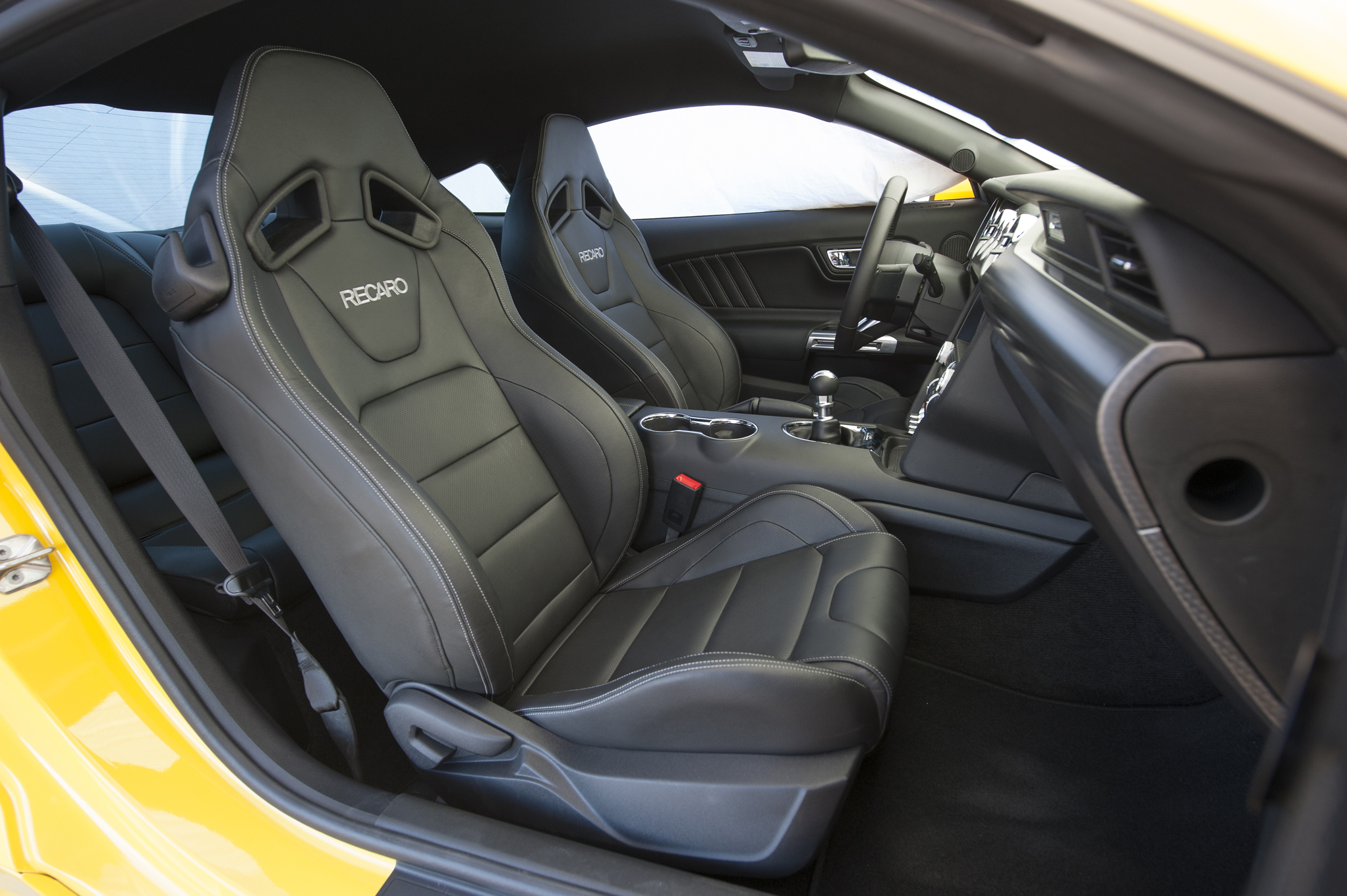 2015-Ford-Mustang-GT-front-interior-seats-02