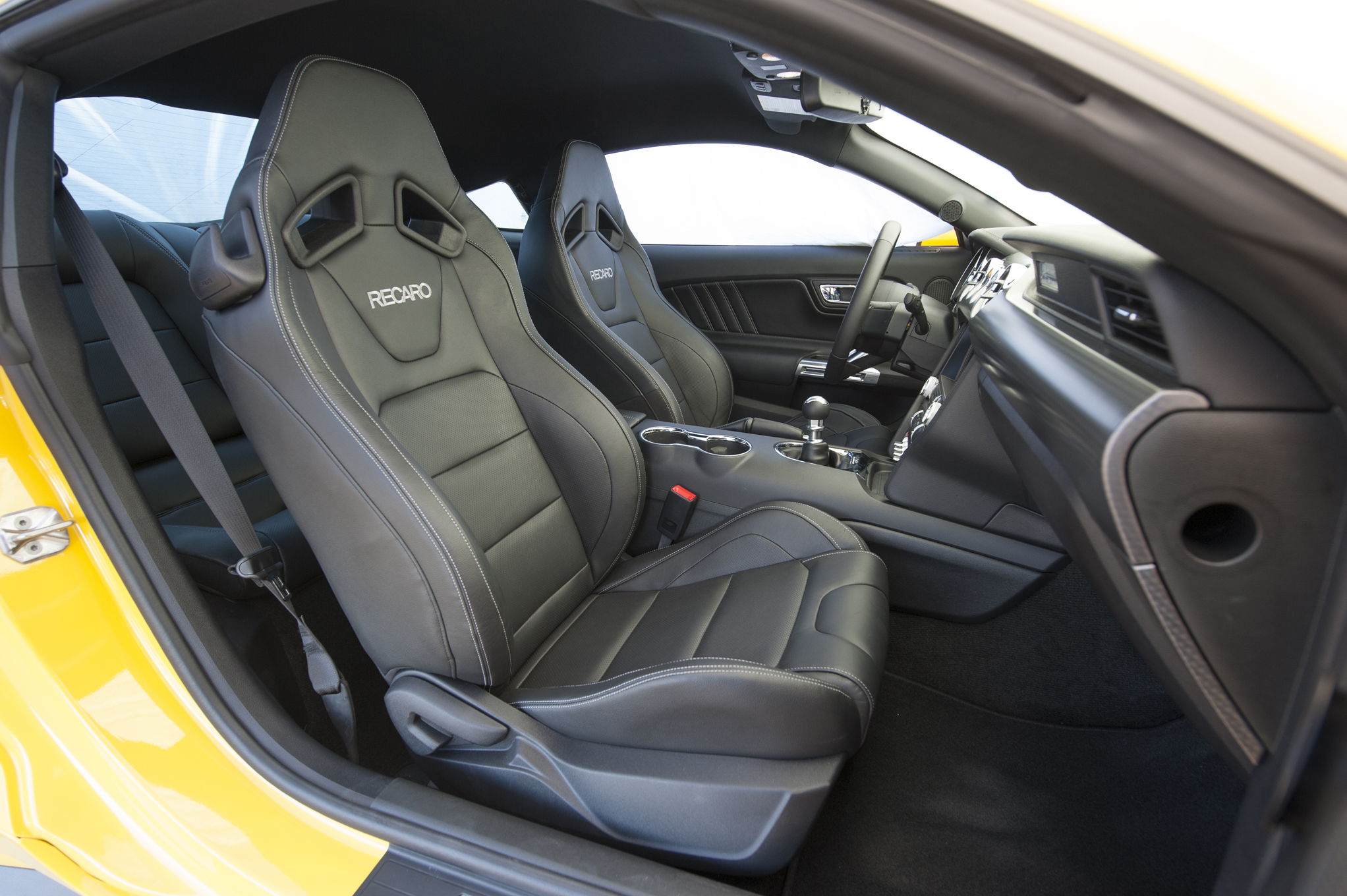 2015-Ford-Mustang-GT-front-interior-seats