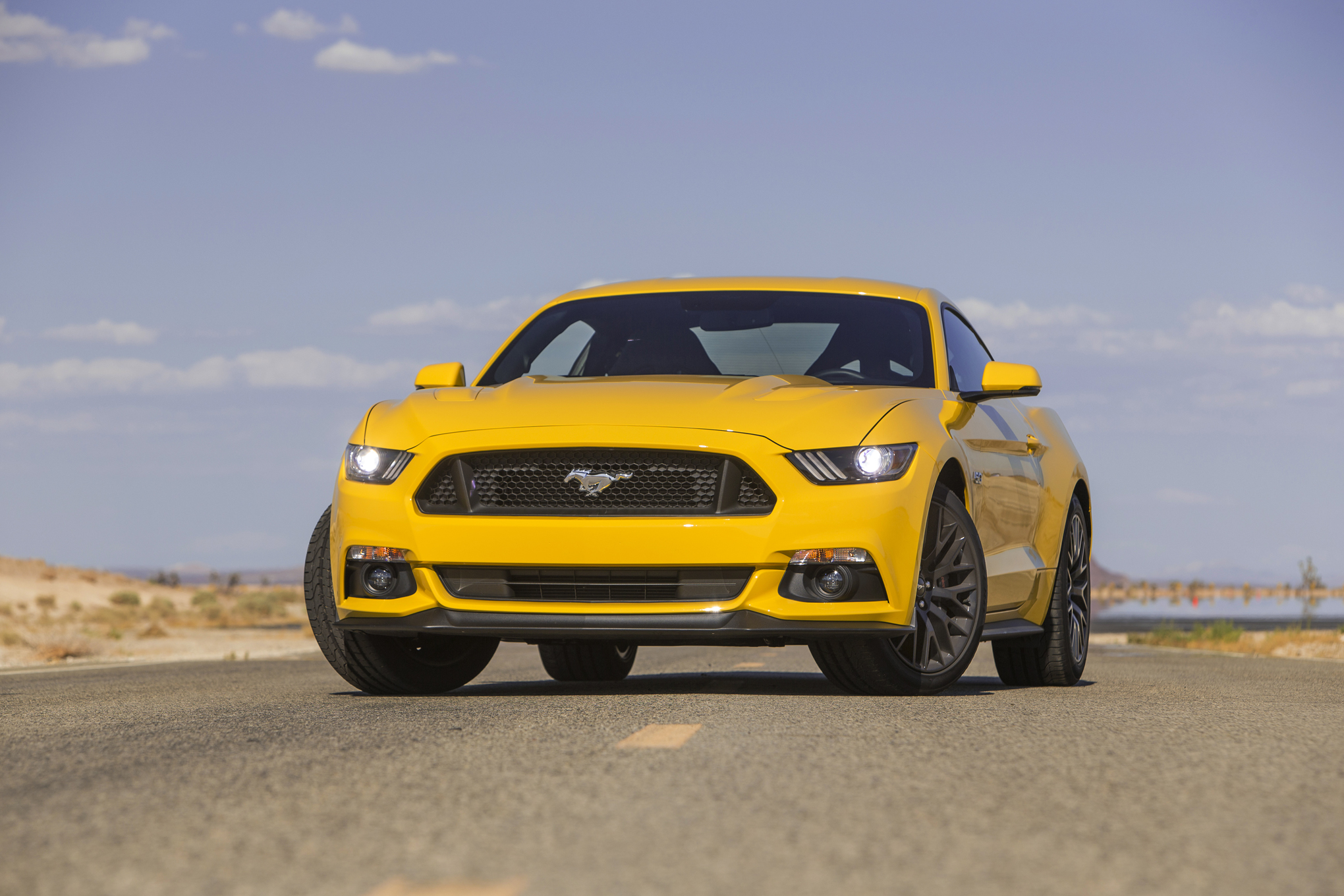 2015-Ford-Mustang-GT-front-three-quarter-02