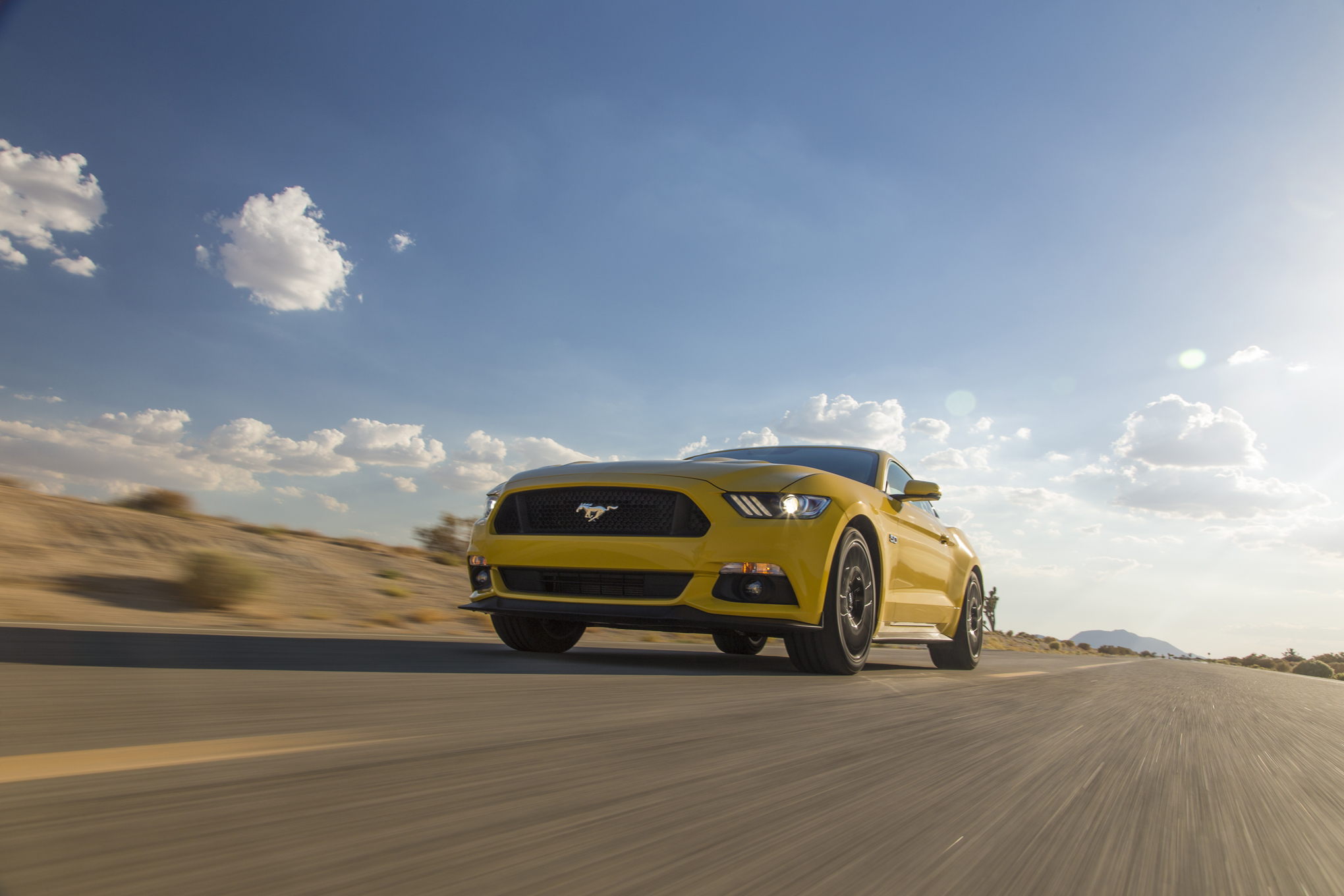 2015-Ford-Mustang-GT-front-three-quarter-in-motion-02