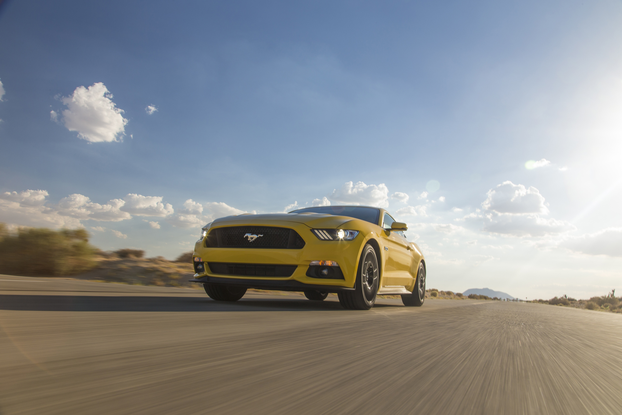 2015-Ford-Mustang-GT-front-three-quarter-in-motion-03