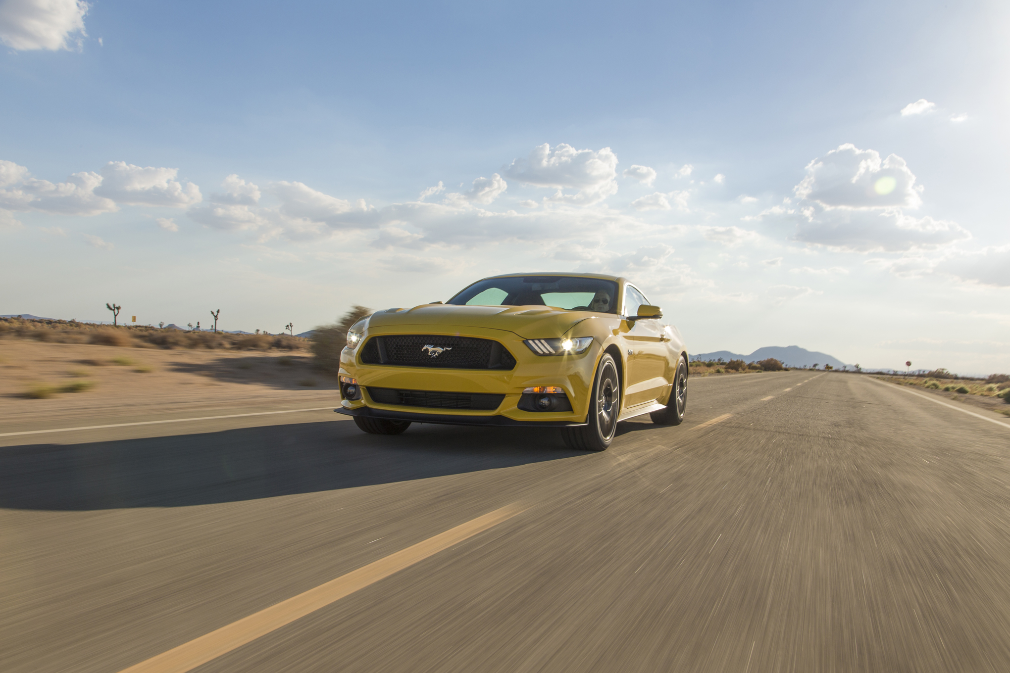 2015-Ford-Mustang-GT-front-three-quarter-in-motion-05