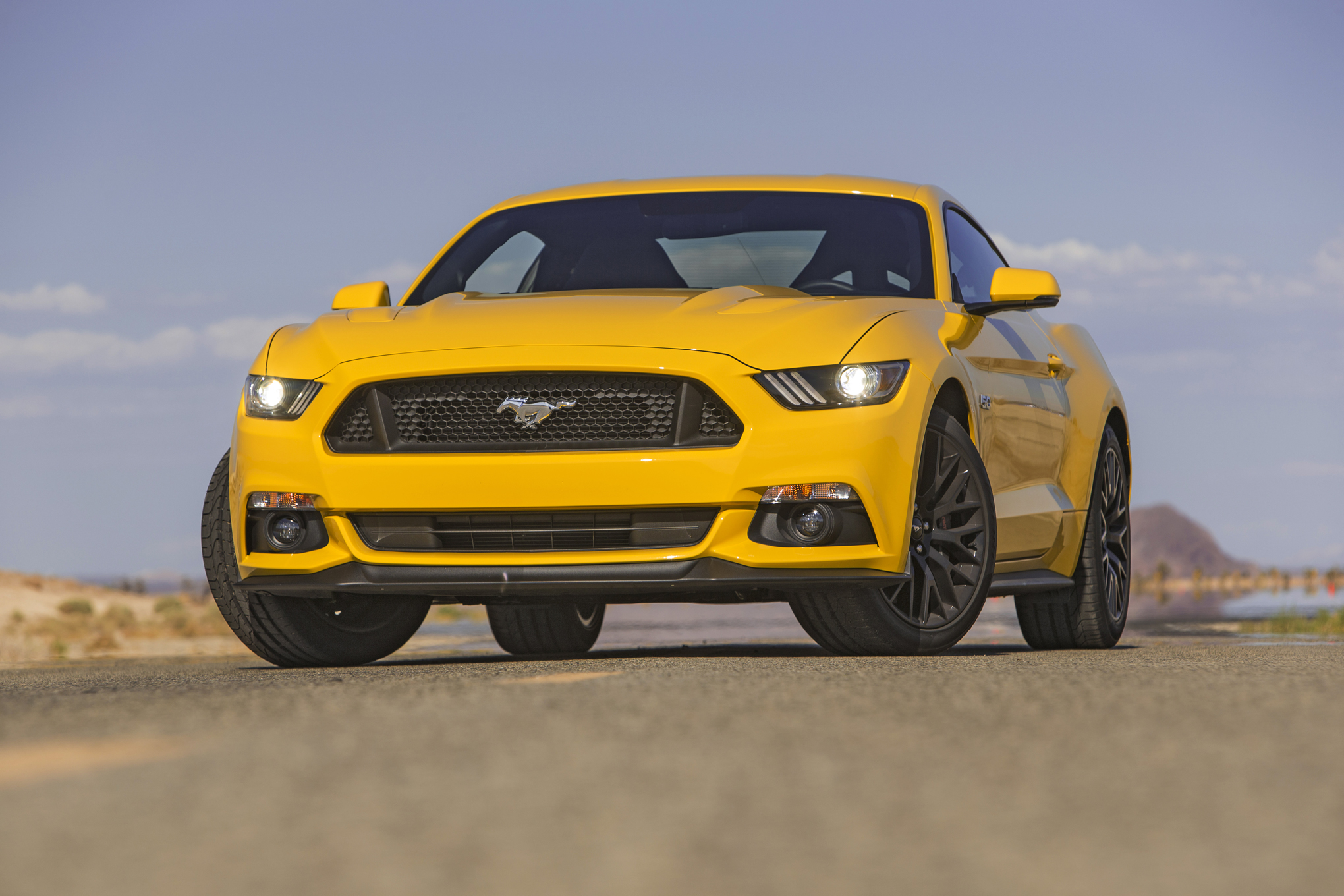 2015-Ford-Mustang-GT-front-three-quarter
