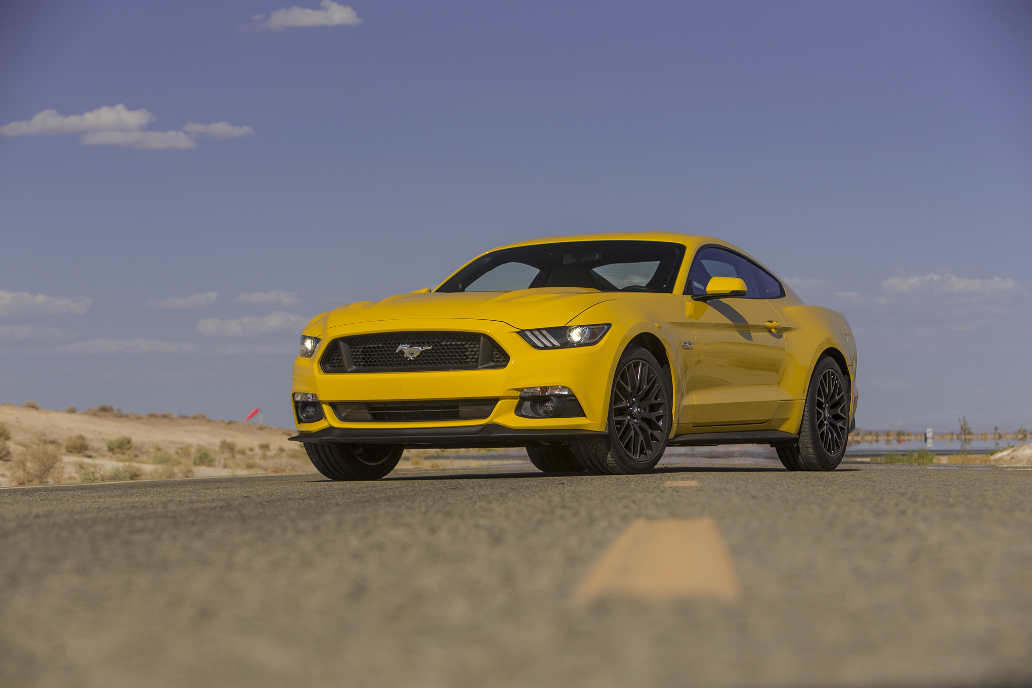 2015-Ford-Mustang-GT-front-three-quarteres-06