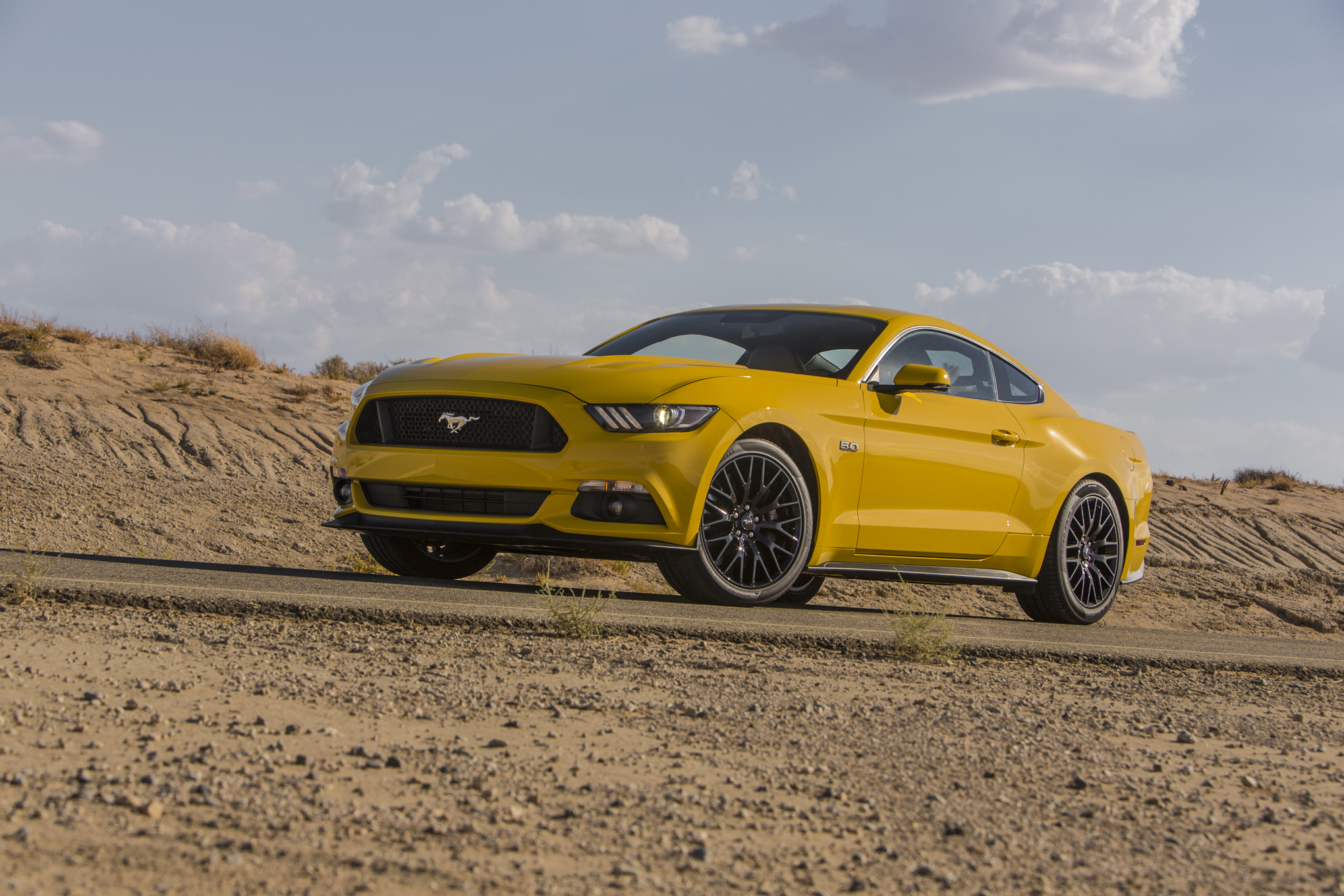 2015-Ford-Mustang-GT-front-three-quarters-02