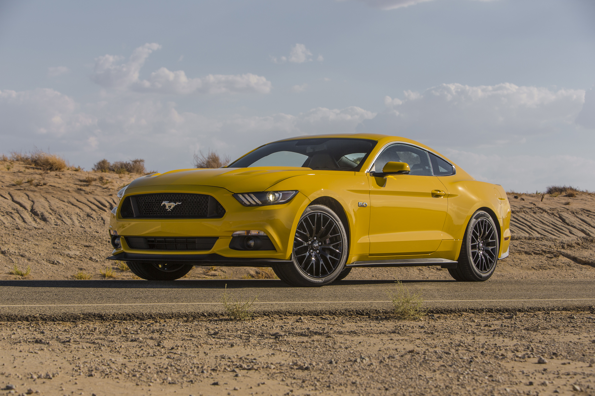 2015-Ford-Mustang-GT-front-three-quarters-03