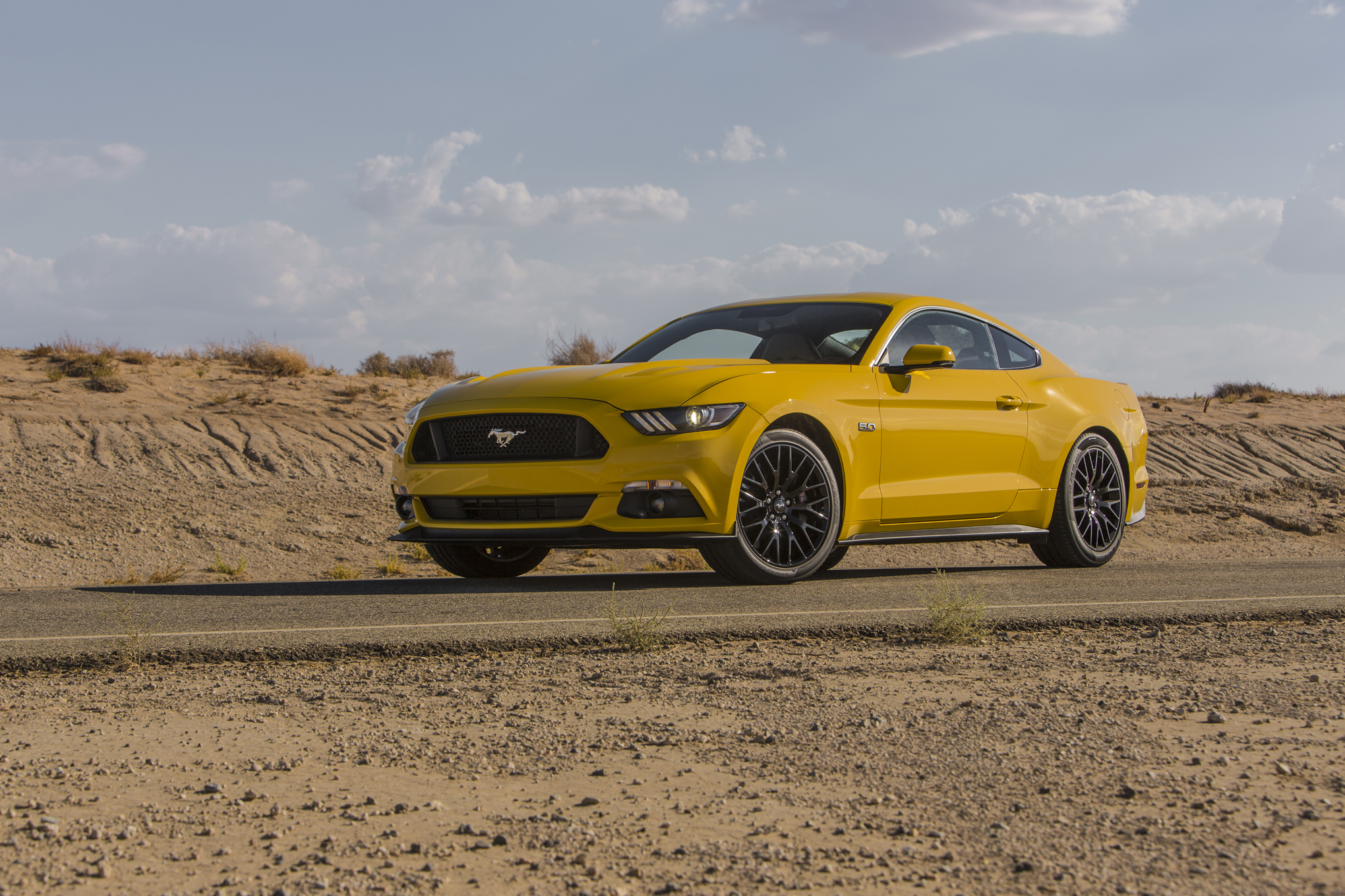 2015-Ford-Mustang-GT-front-three-quarters-04