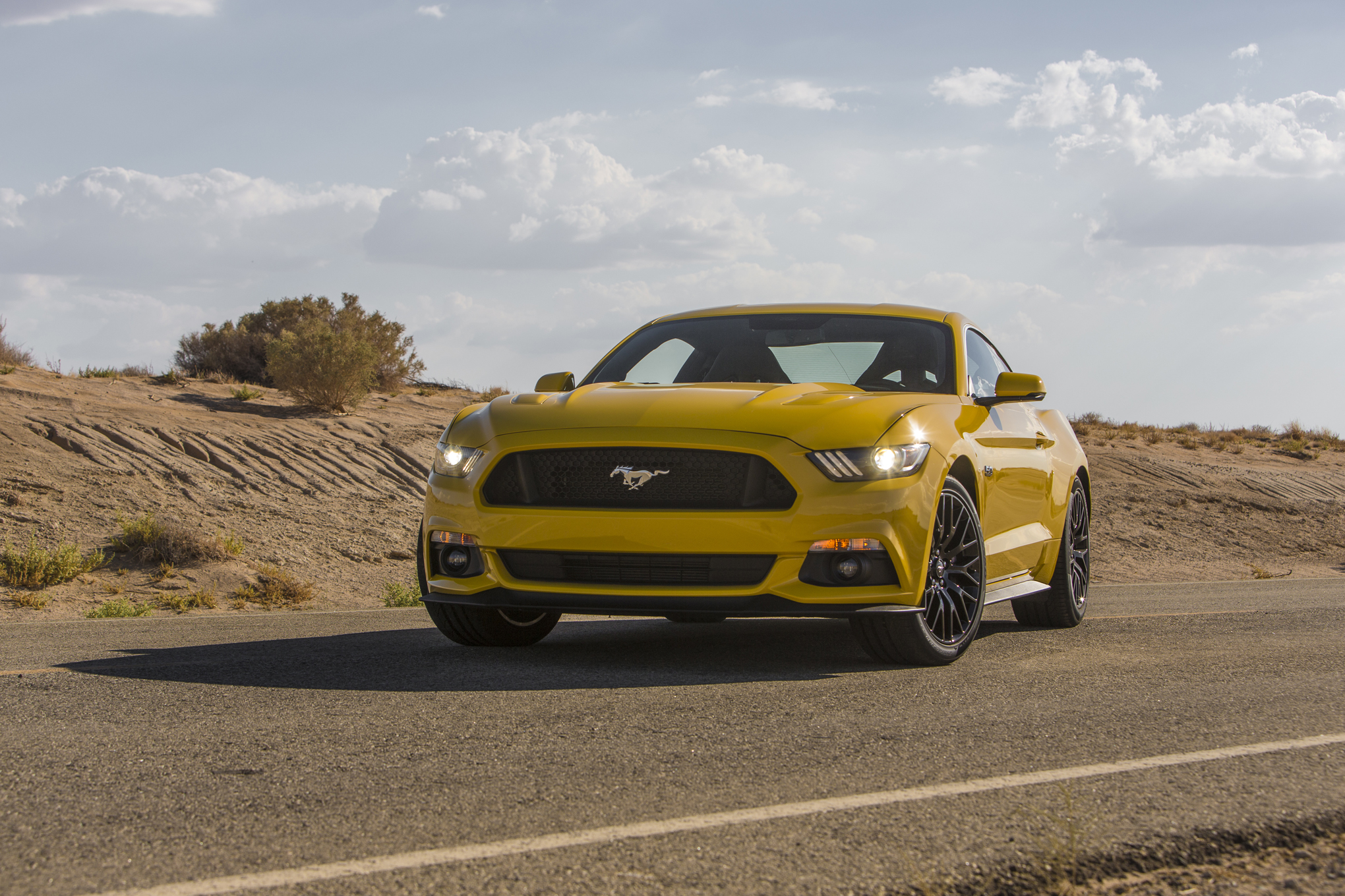 2015-Ford-Mustang-GT-front-three-quarters-05