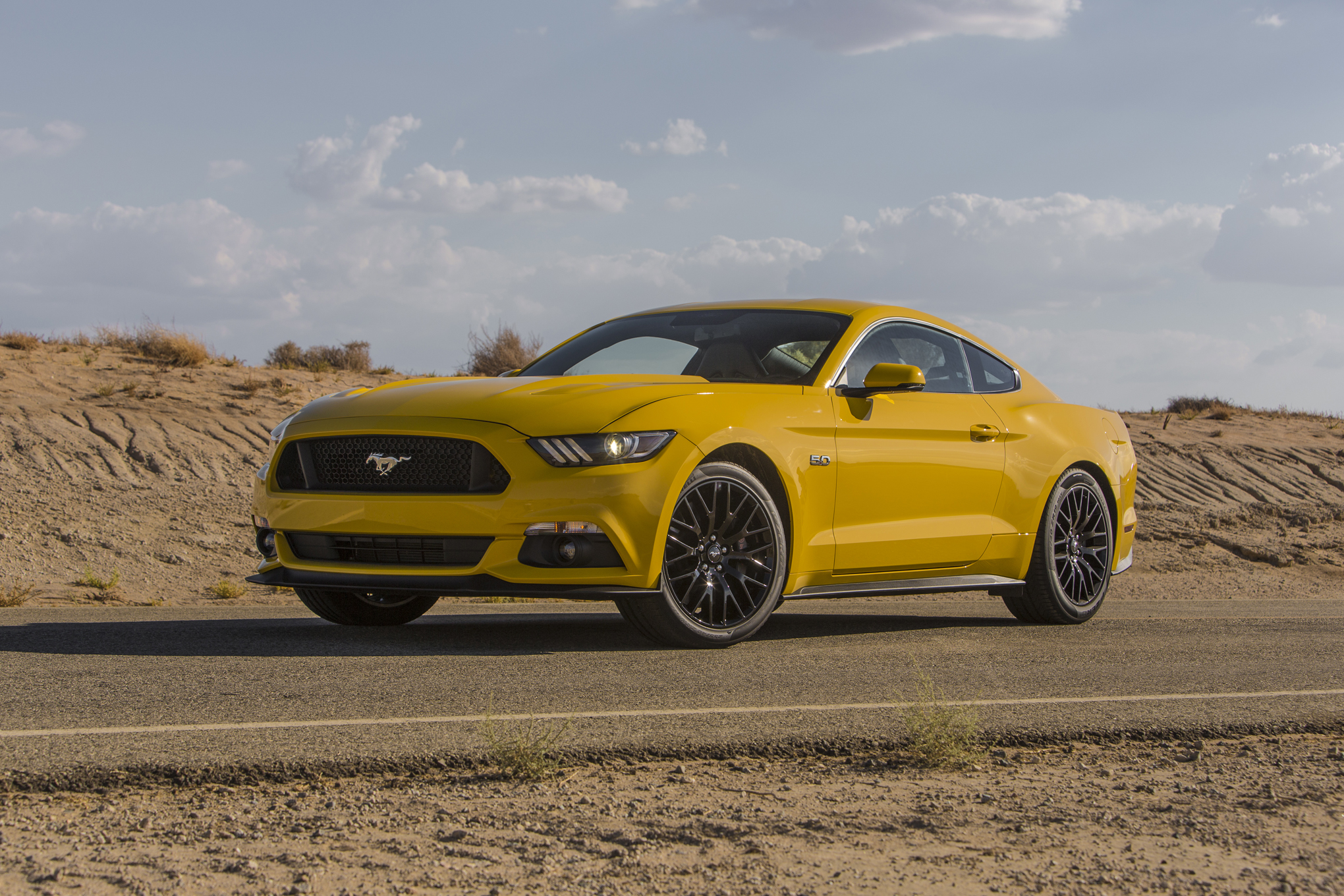 2015-Ford-Mustang-GT-front-three-quarters-06