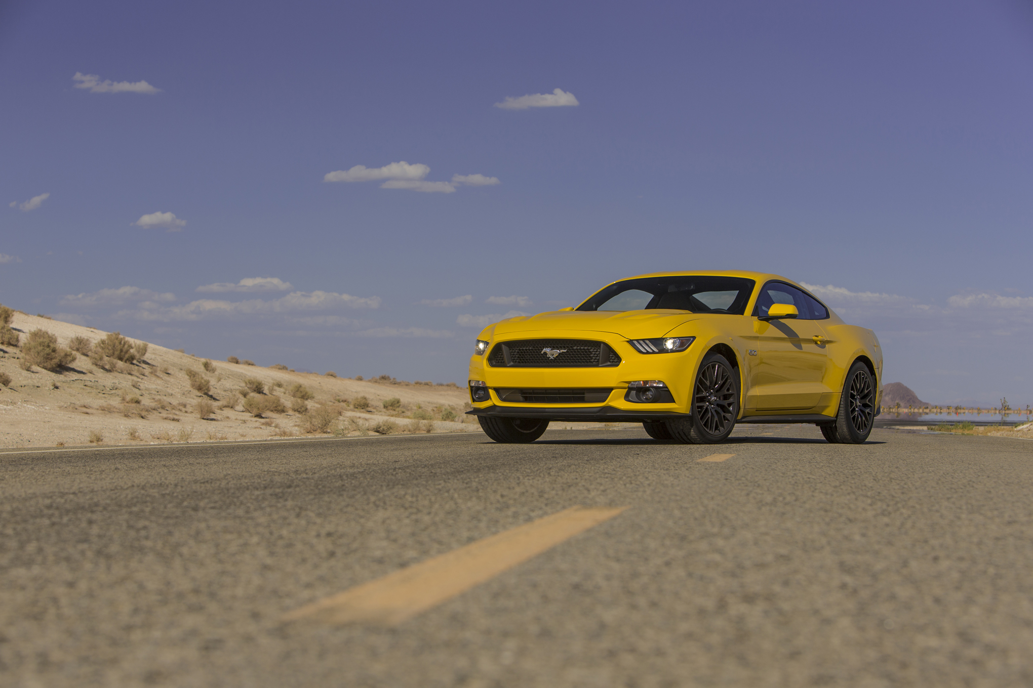 2015-Ford-Mustang-GT-front-three-quarters-07