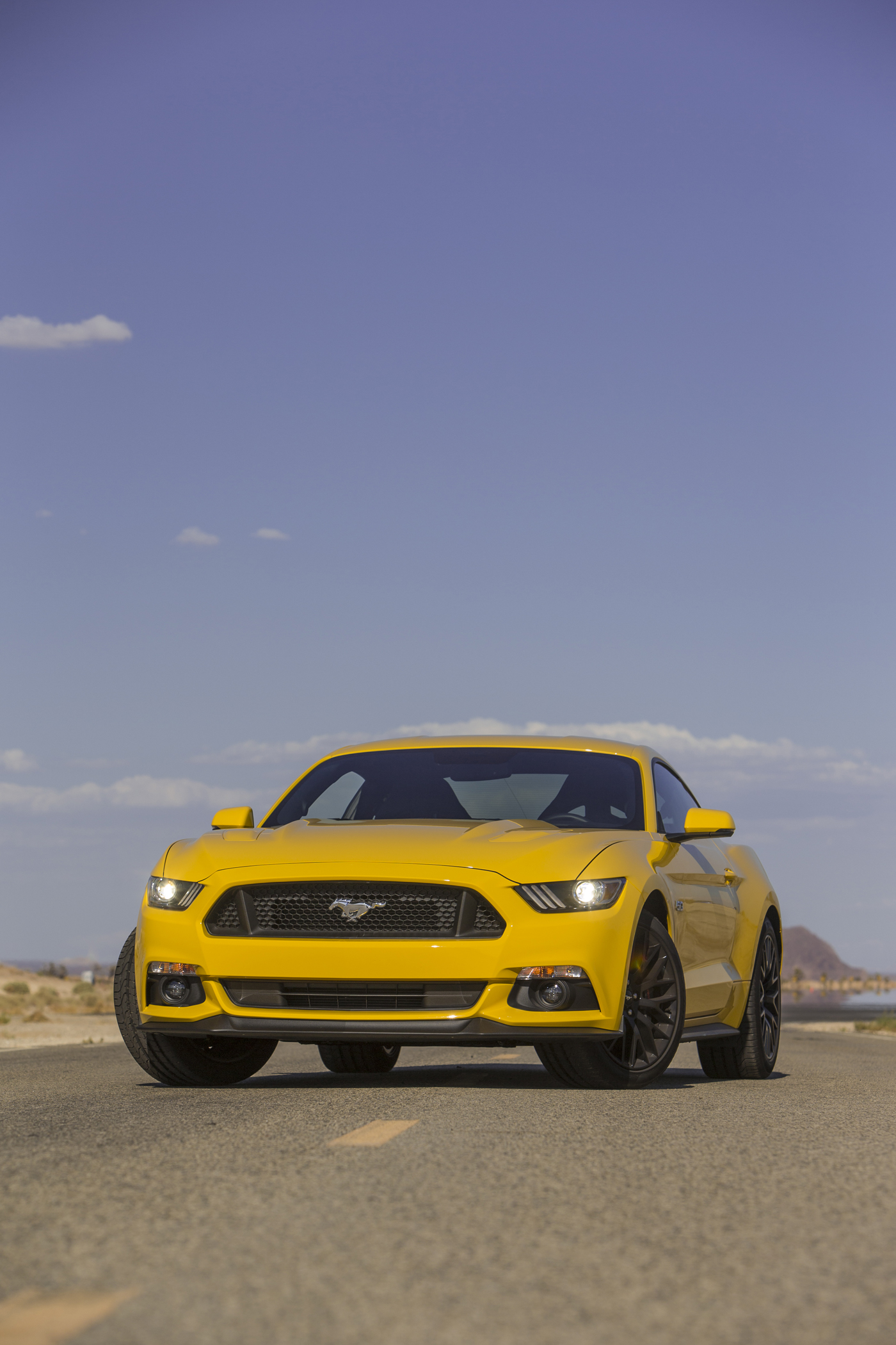 2015-Ford-Mustang-GT-front-three-quarters-09