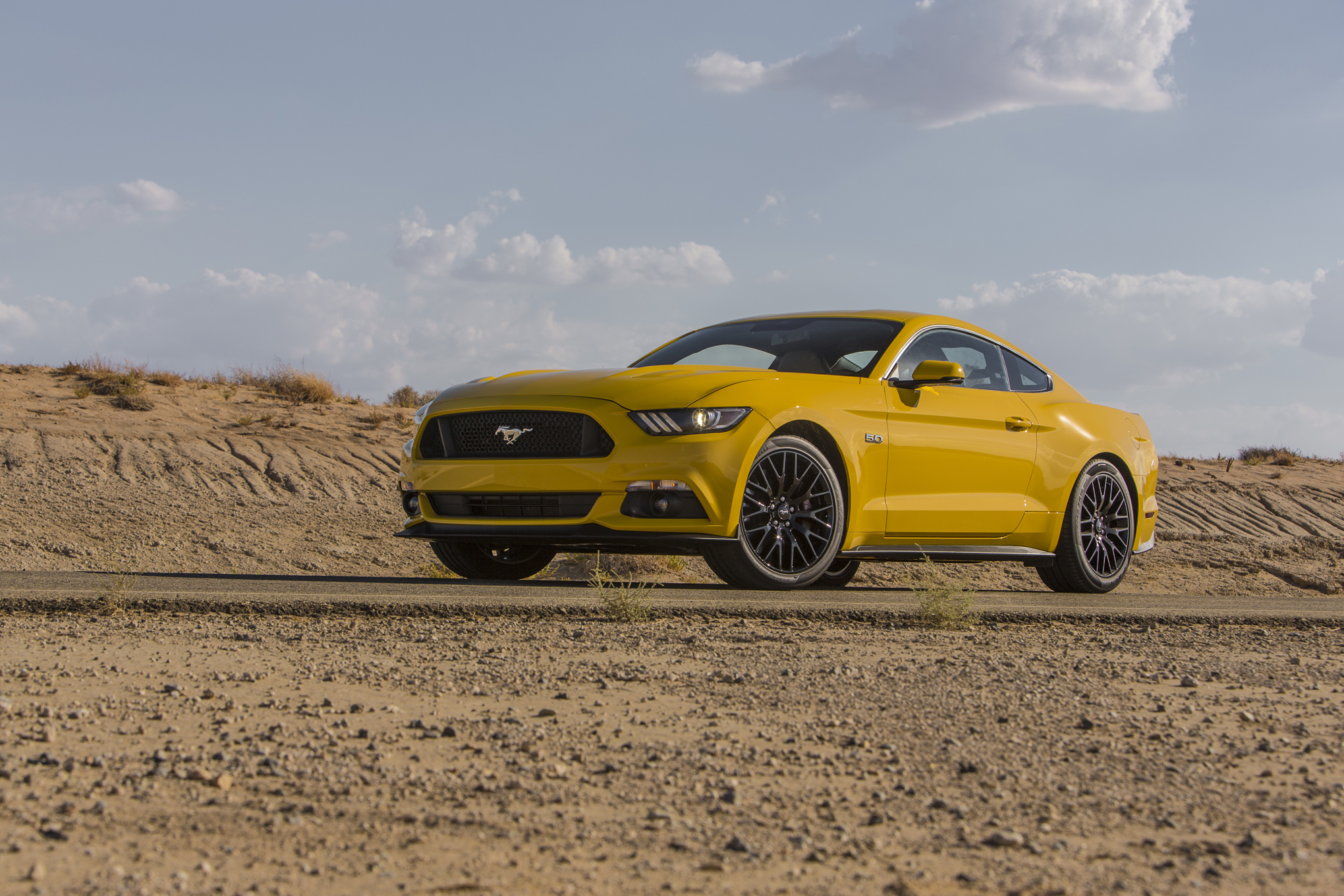 2015-Ford-Mustang-GT-front-three-quarters