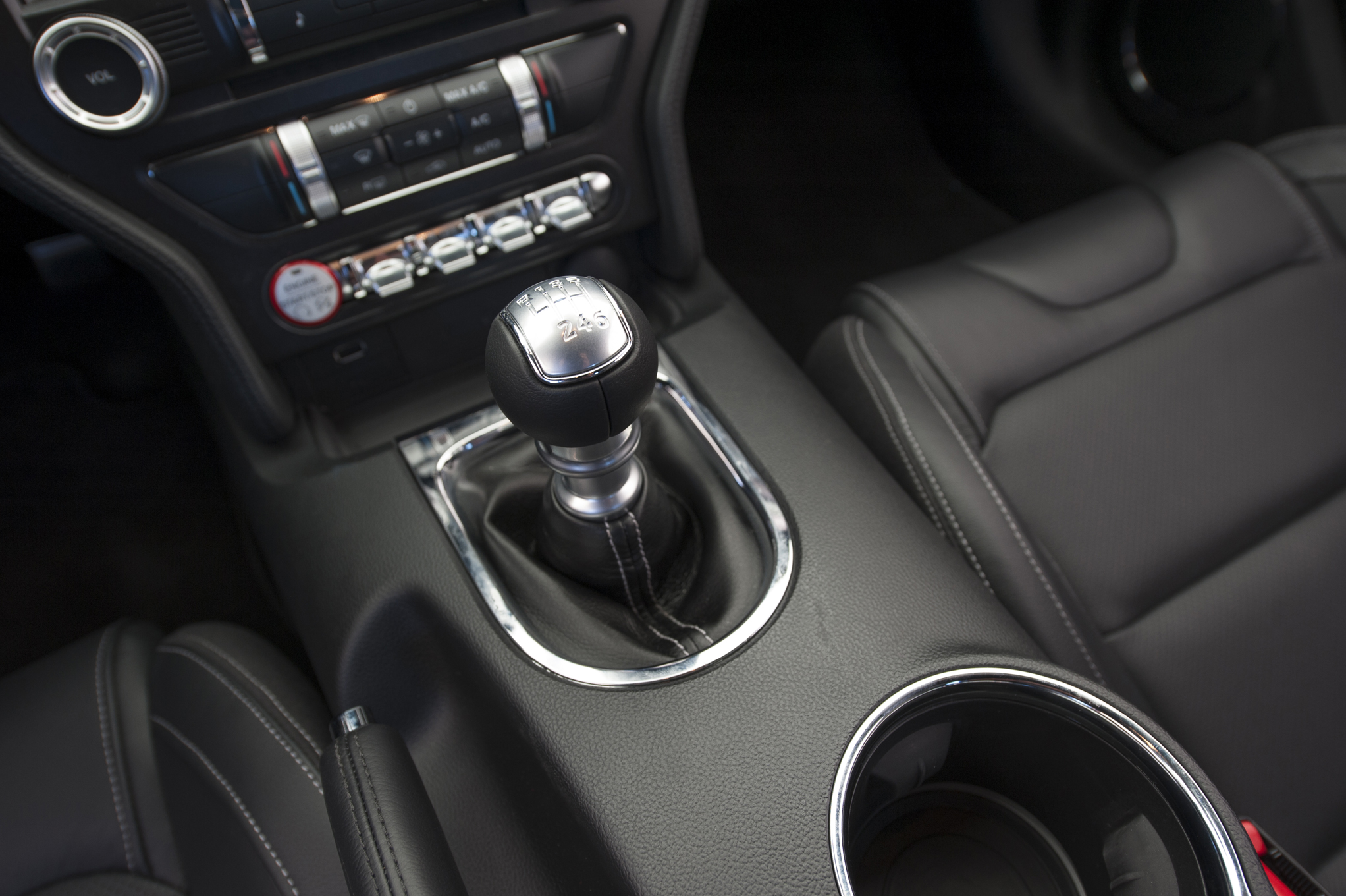 2015-Ford-Mustang-GT-gear-shift-knob