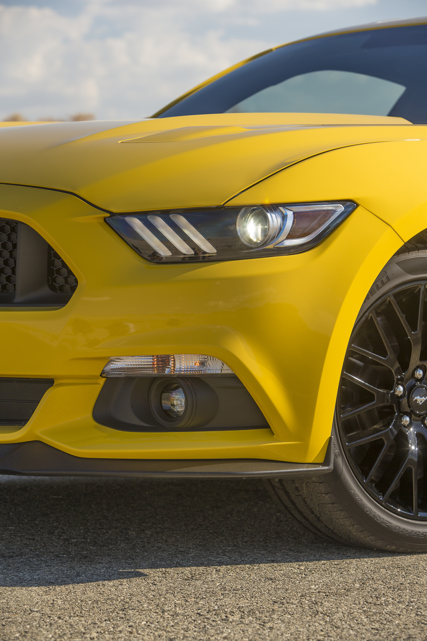 2015-Ford-Mustang-GT-headlamp