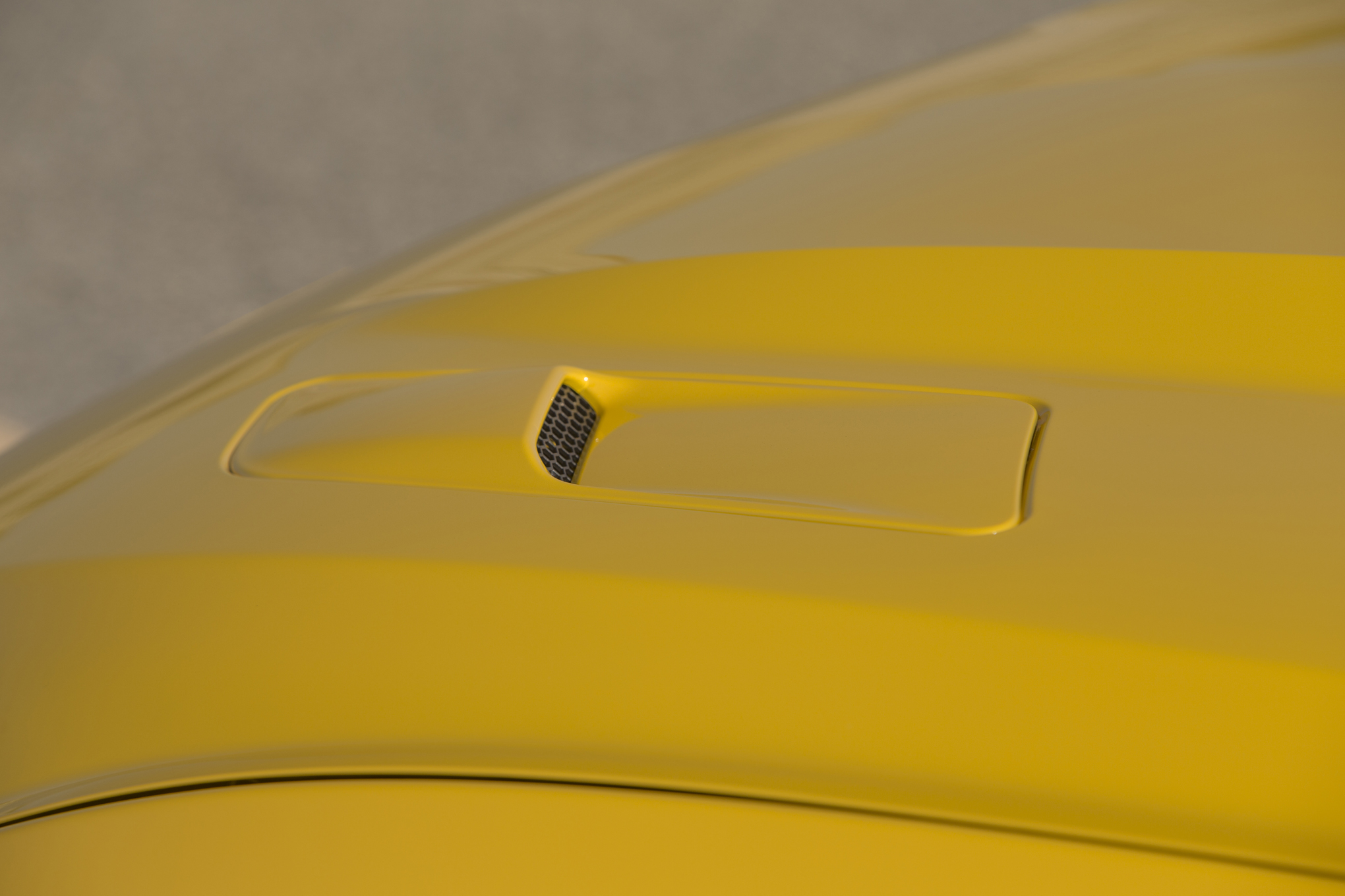 2015-Ford-Mustang-GT-hood-detail