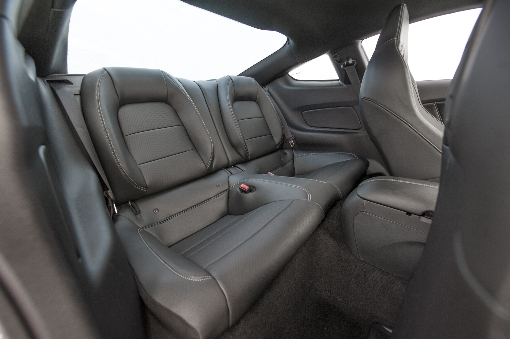 2015-Ford-Mustang-GT-rear-interior-seats-02