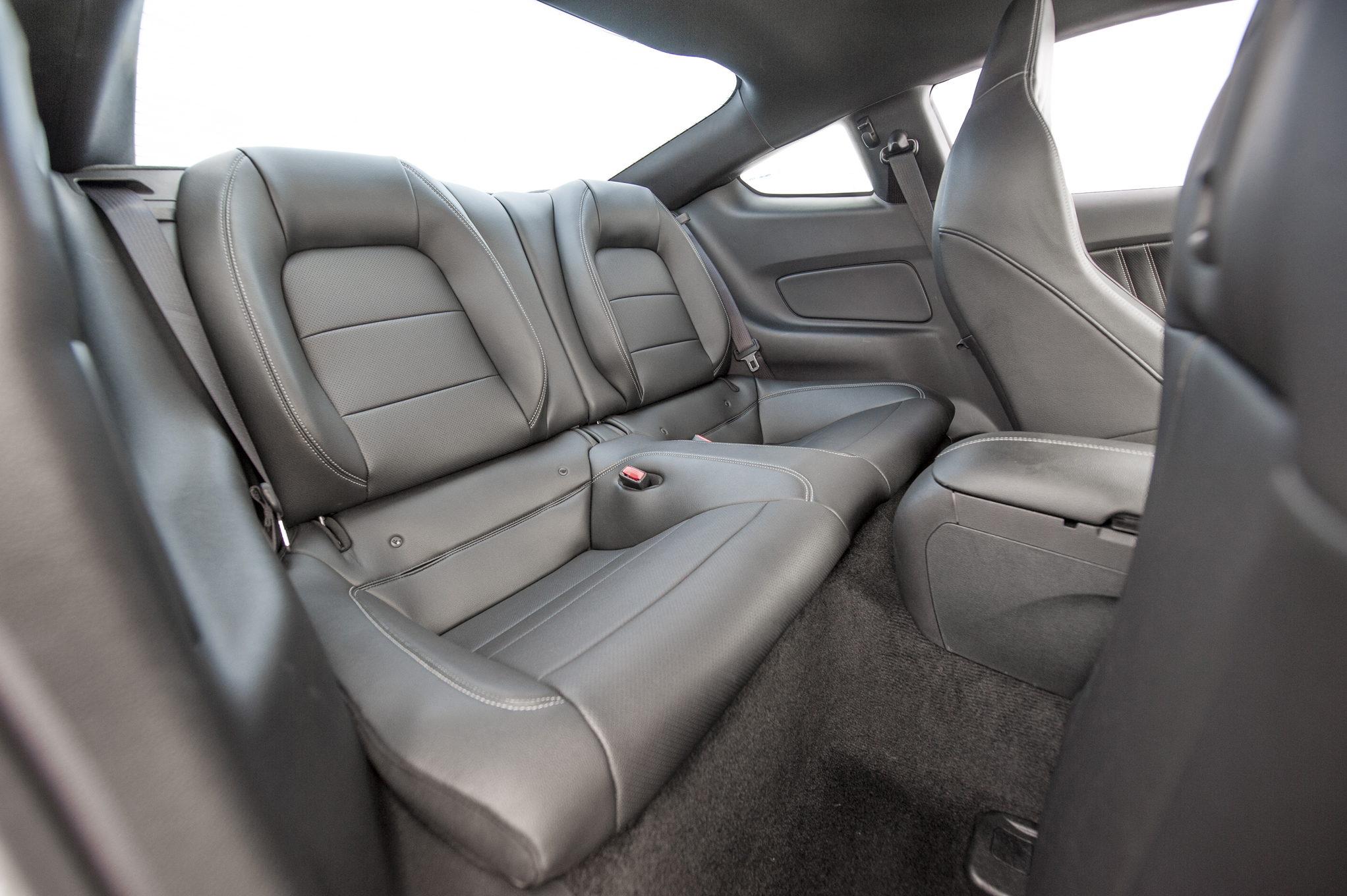 2015-Ford-Mustang-GT-rear-interior-seats