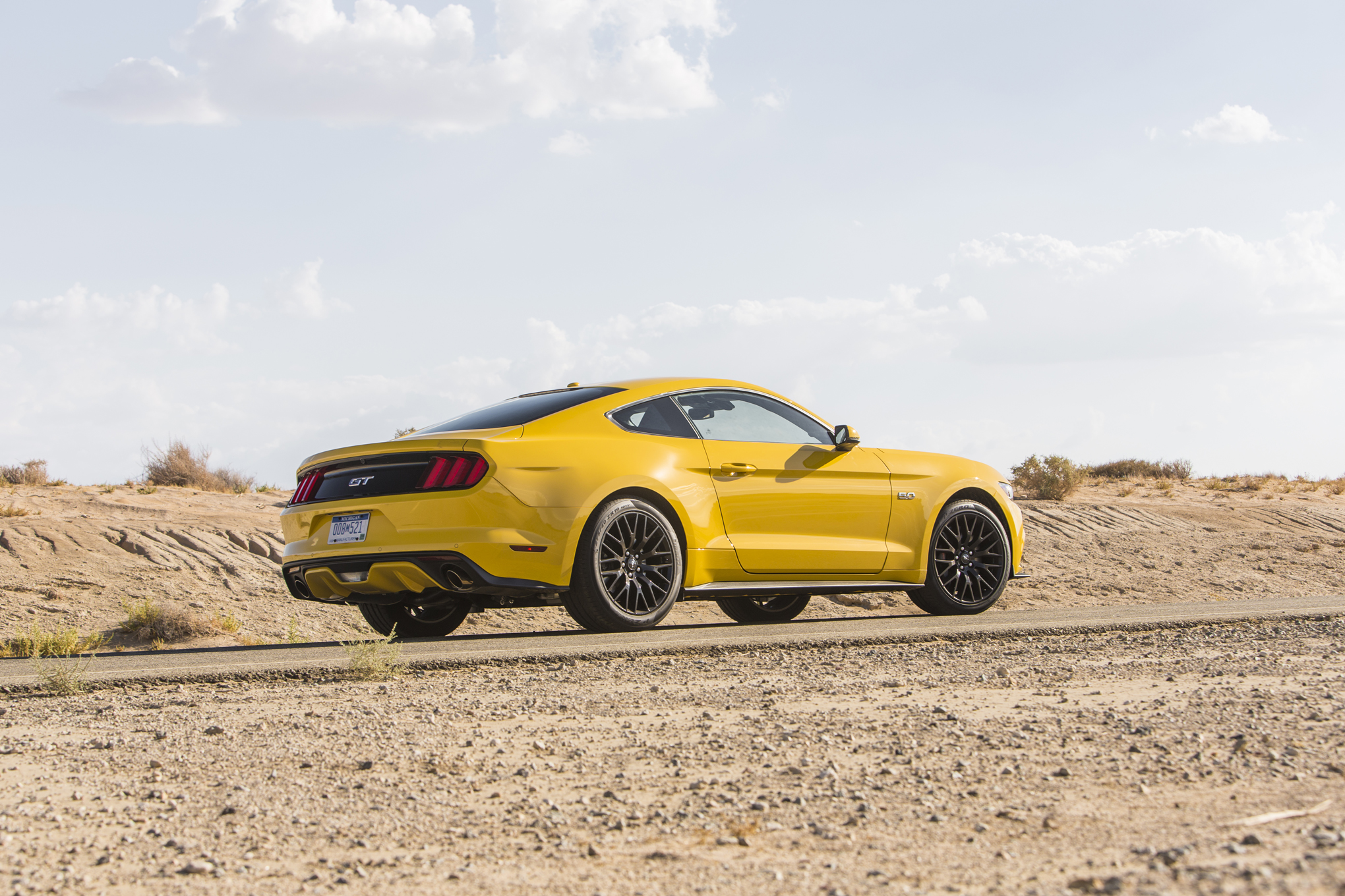 2015-Ford-Mustang-GT-rear-three-quarter-02