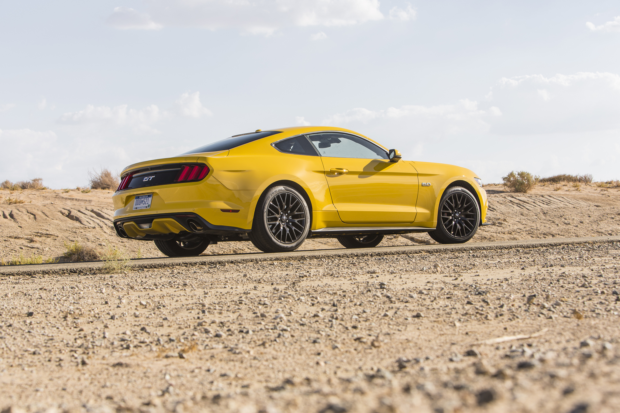2015-Ford-Mustang-GT-rear-three-quarter-03