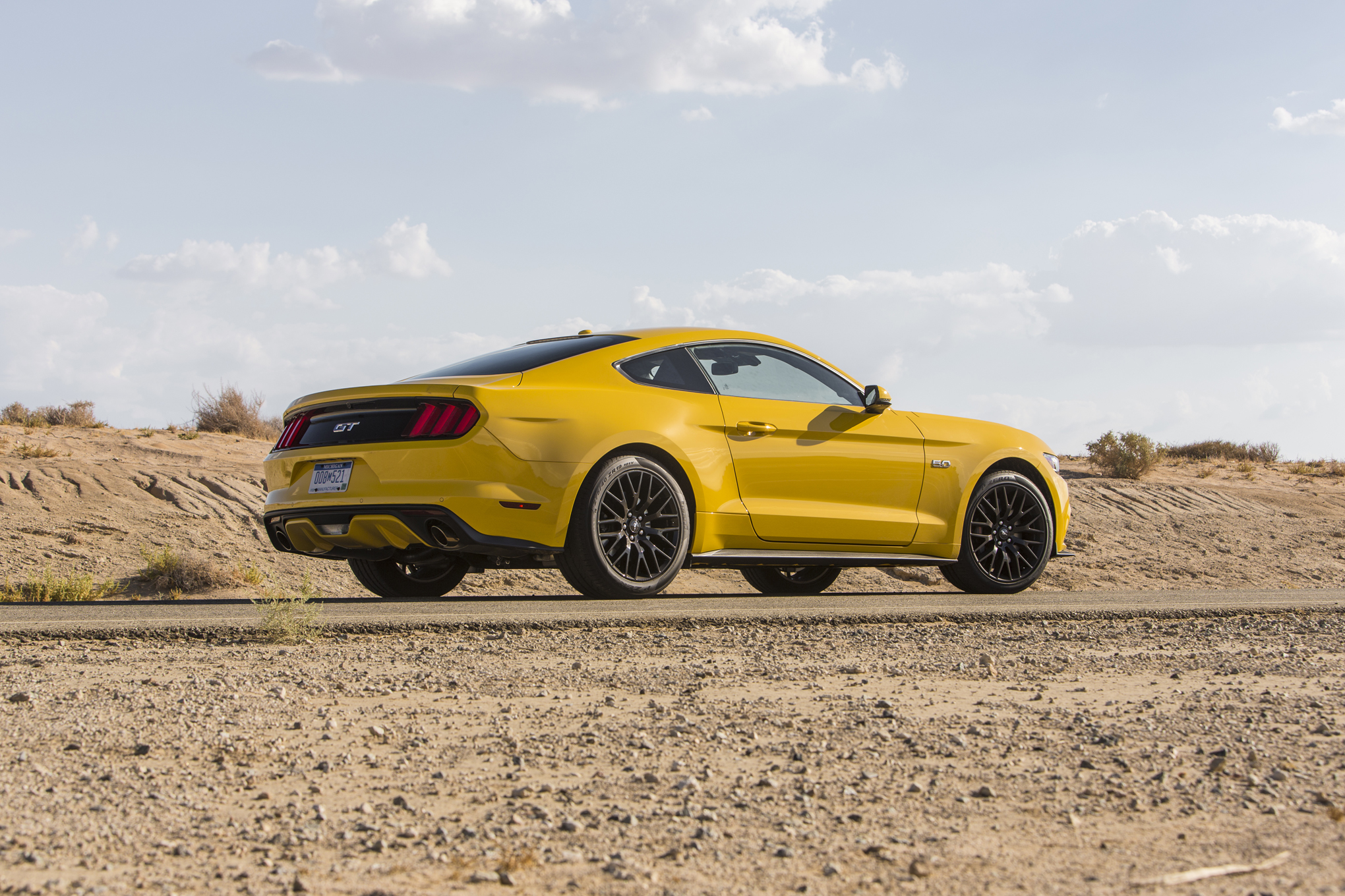 2015-Ford-Mustang-GT-rear-three-quarter-04