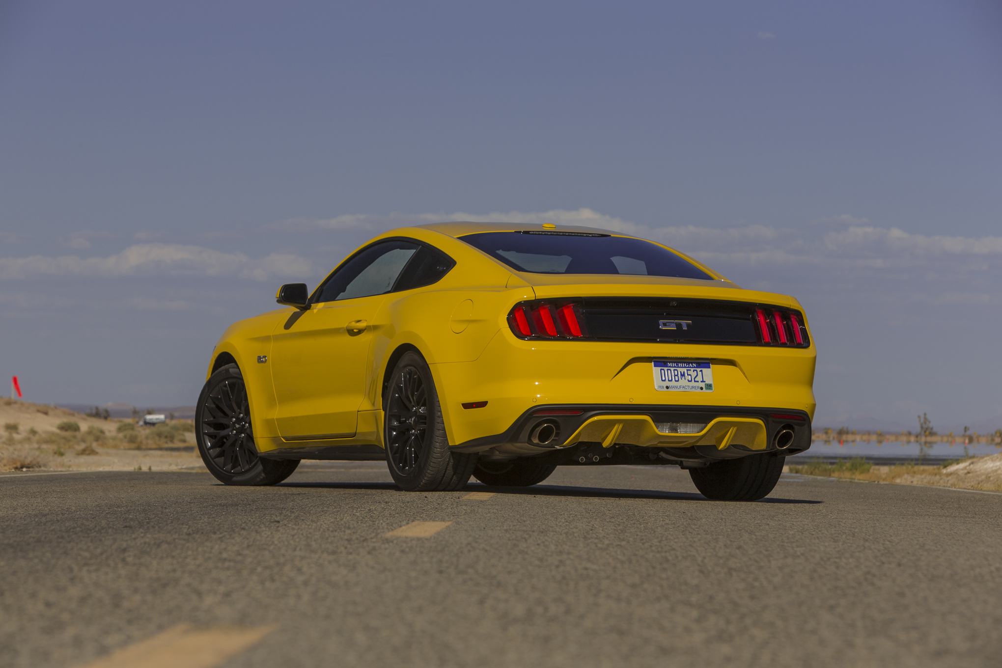 2015-Ford-Mustang-GT-rear-three-quarters-02