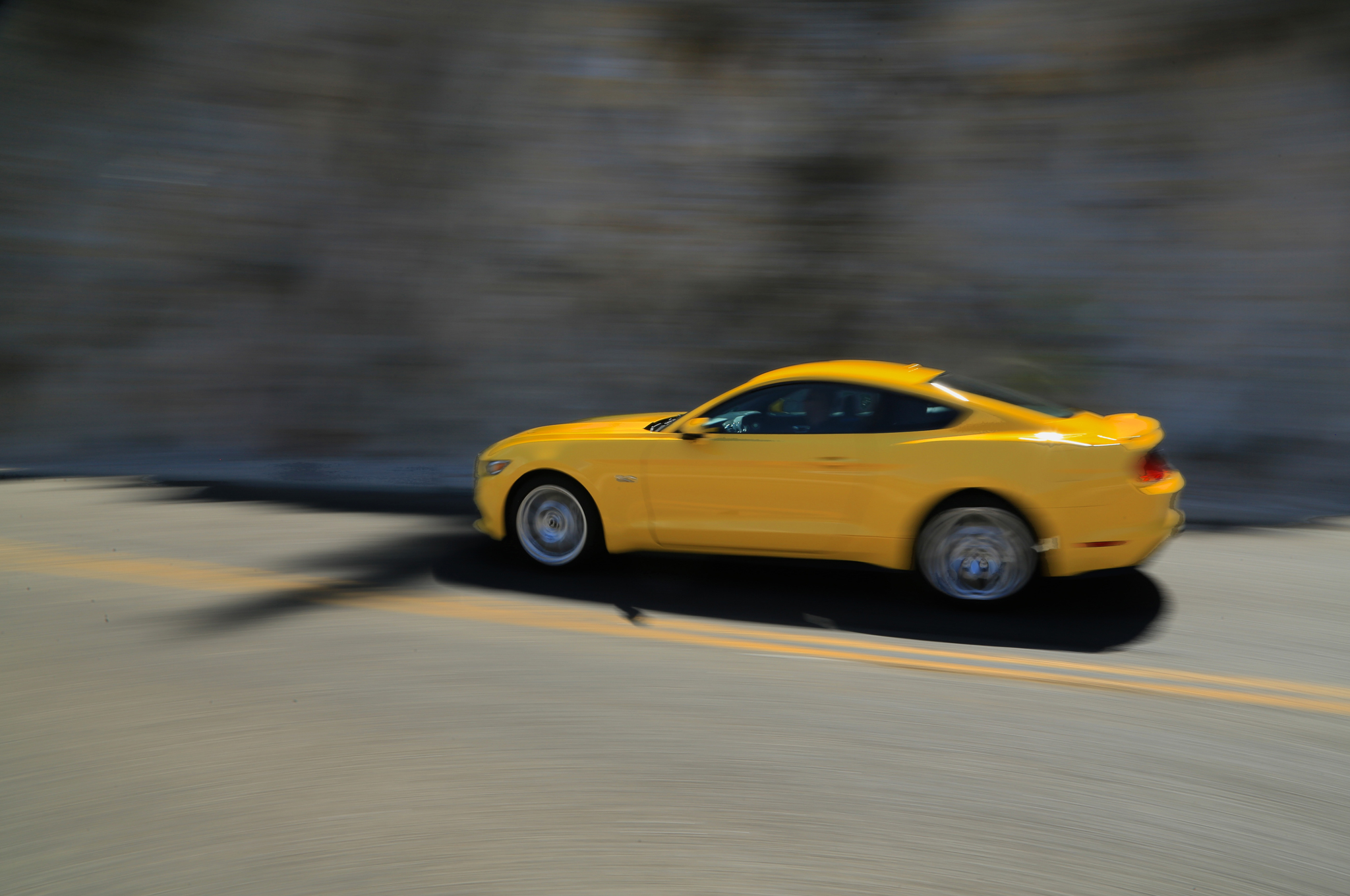 2015-Ford-Mustang-GT-side-in-motion