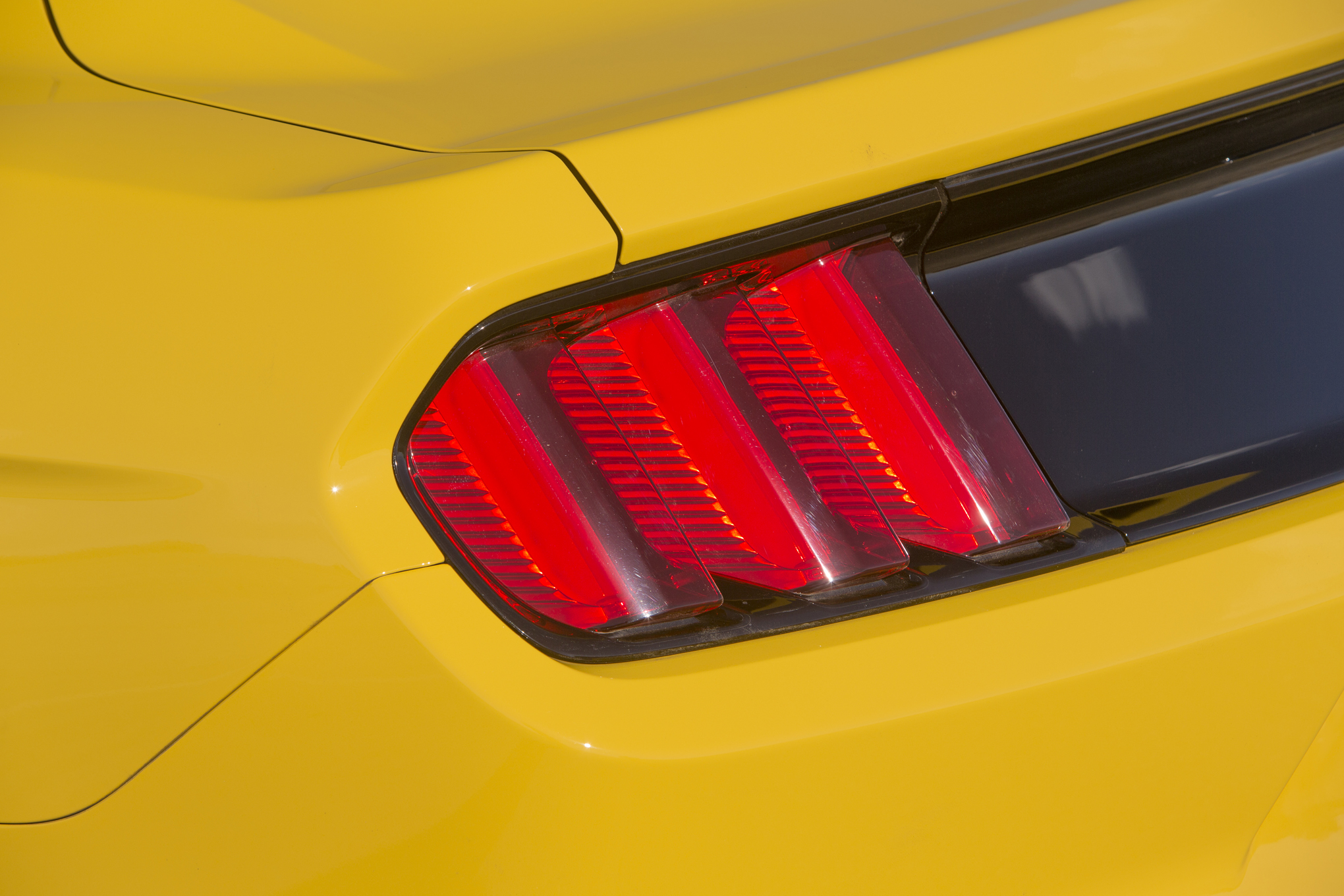 2015-Ford-Mustang-GT-taillight