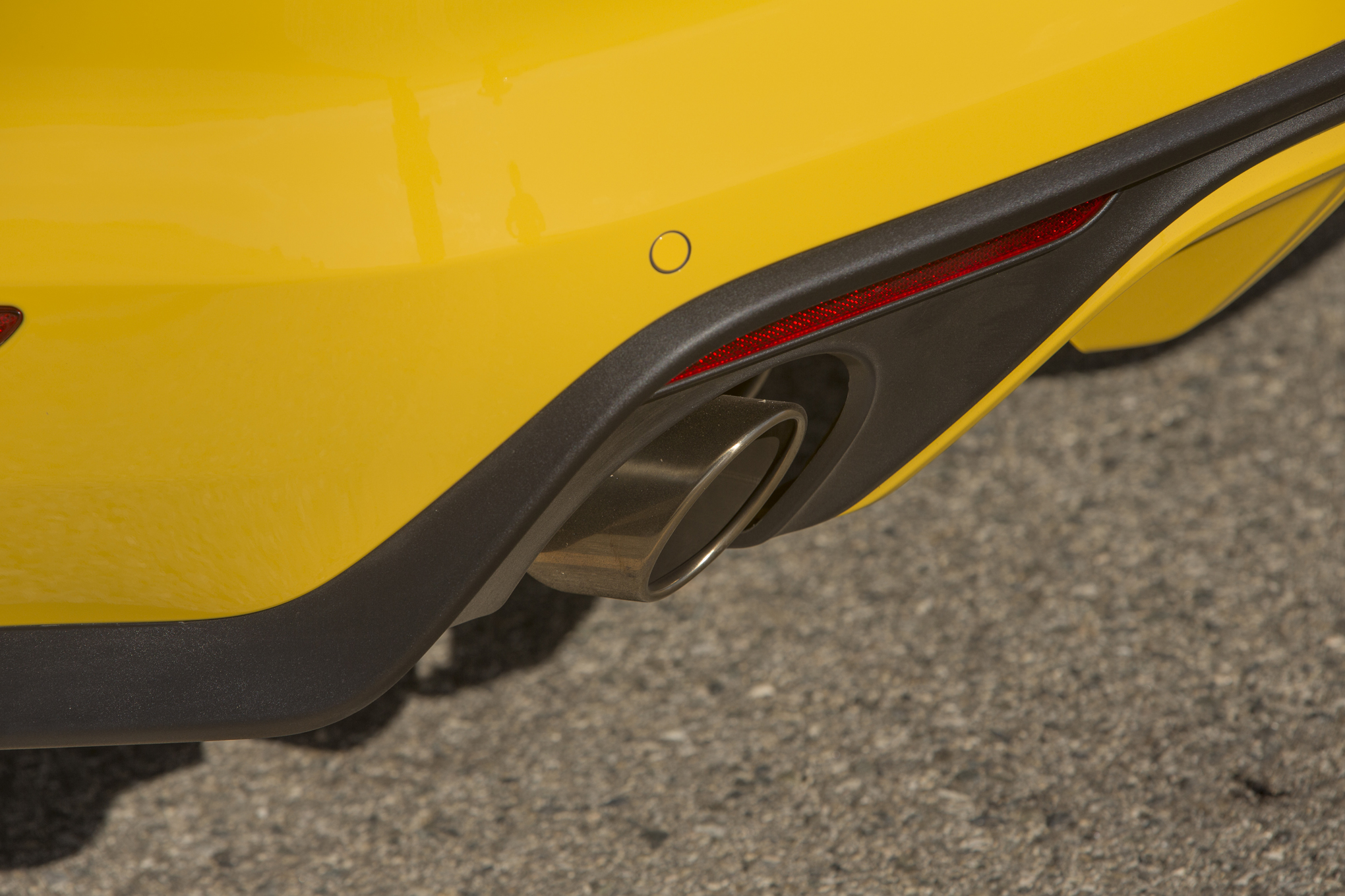 2015-Ford-Mustang-GT-tailpipe-02