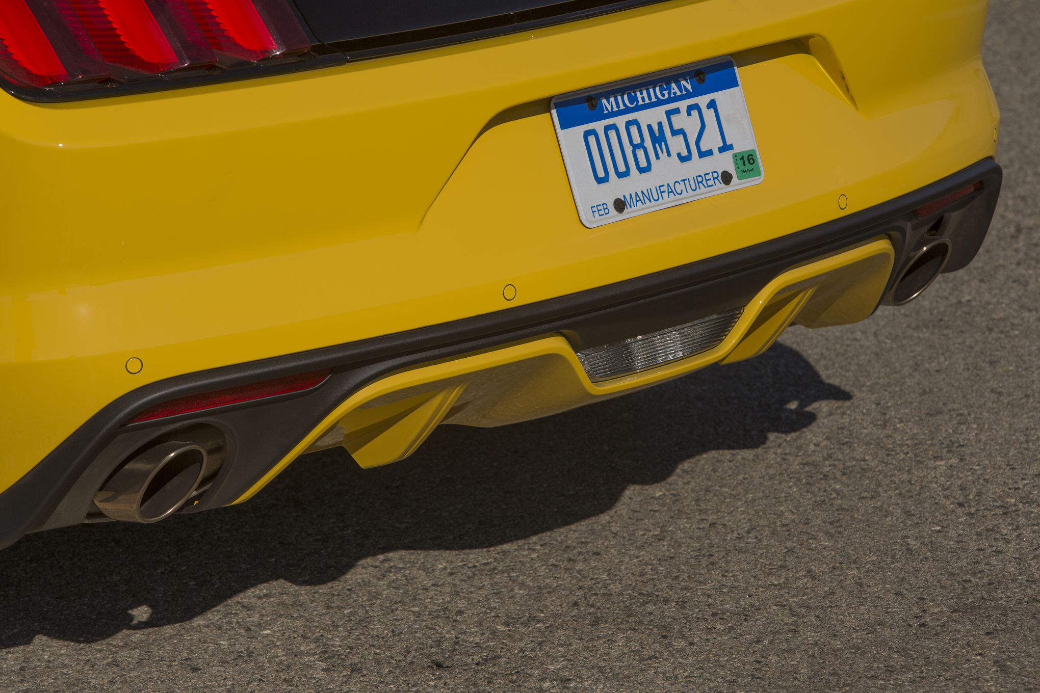 2015-Ford-Mustang-GT-tailpipe-03