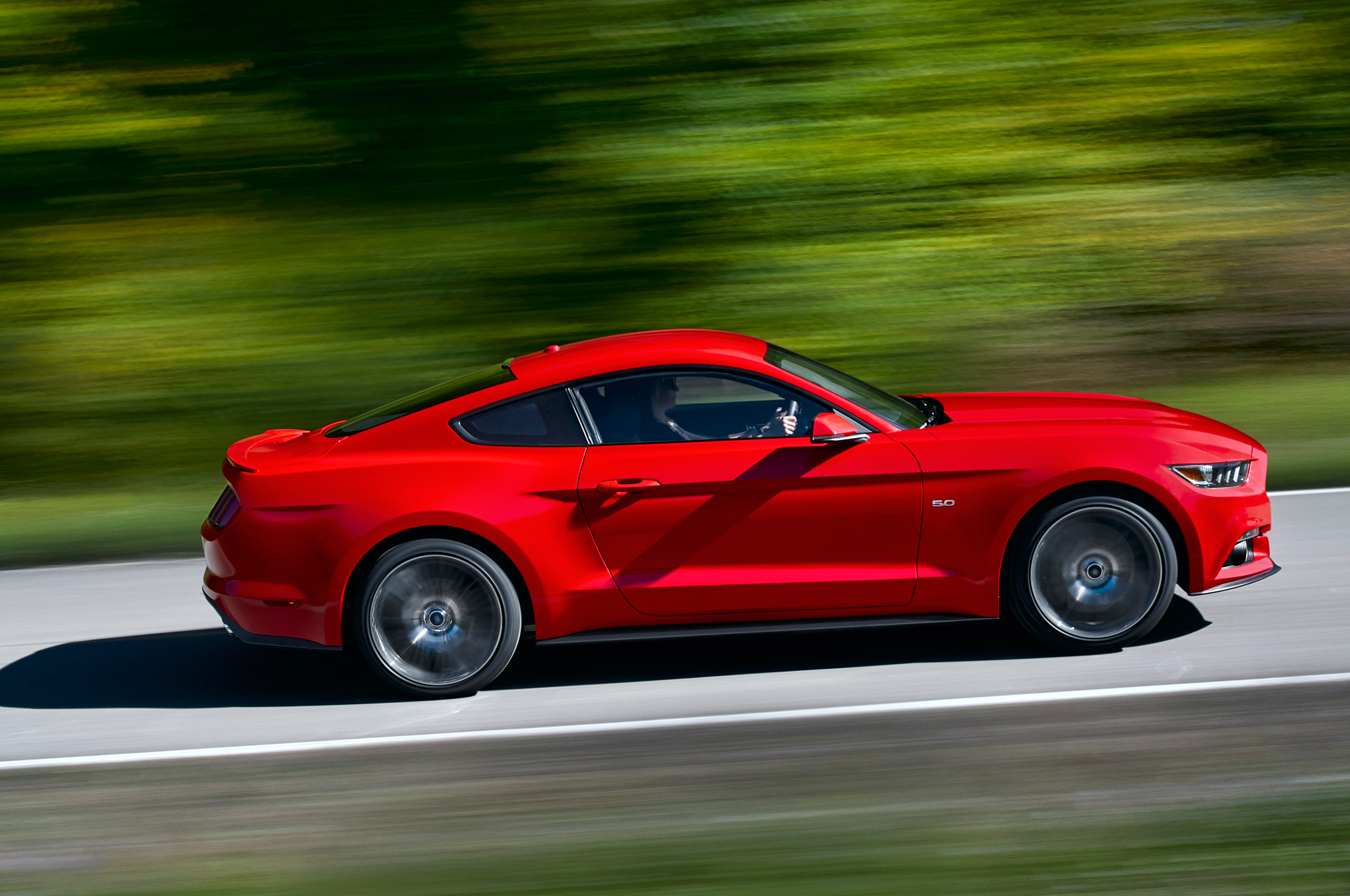 2015-Ford-Mustang-side-view-in-motion1