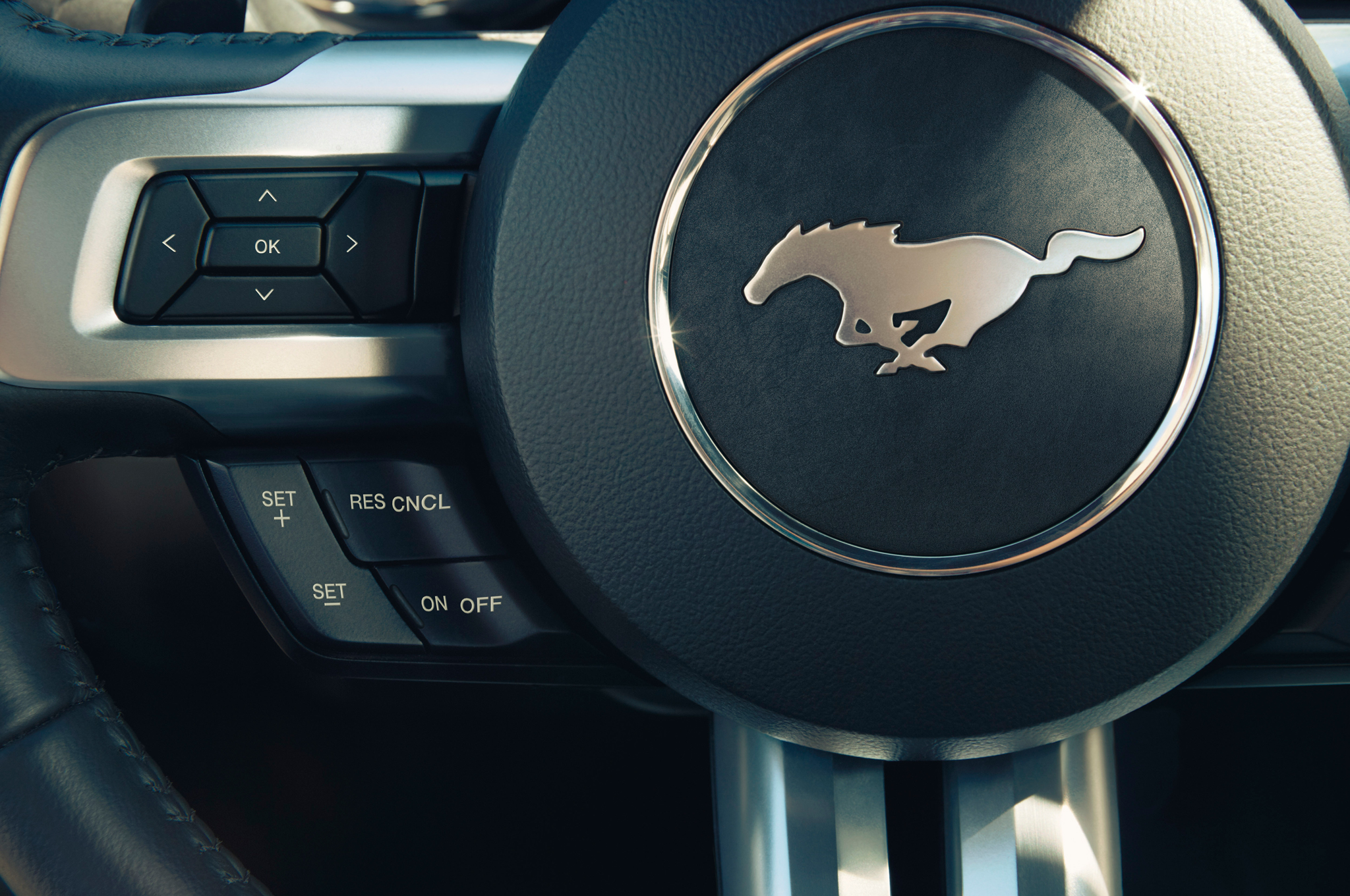 2015-Ford-Mustang-steering-wheel
