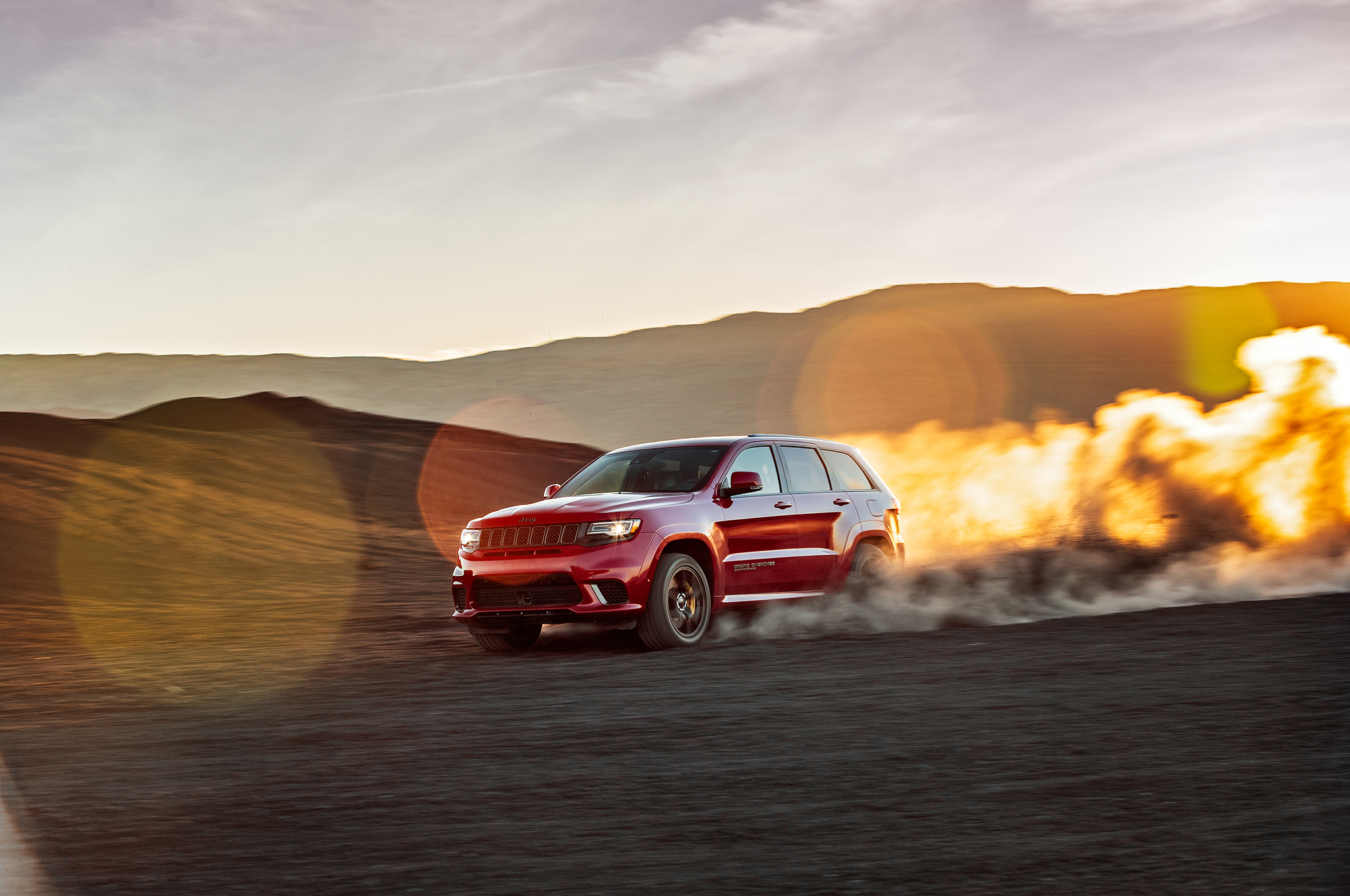 2018 Jeep Grand Cherokee Trackhawk front side in motion 01
