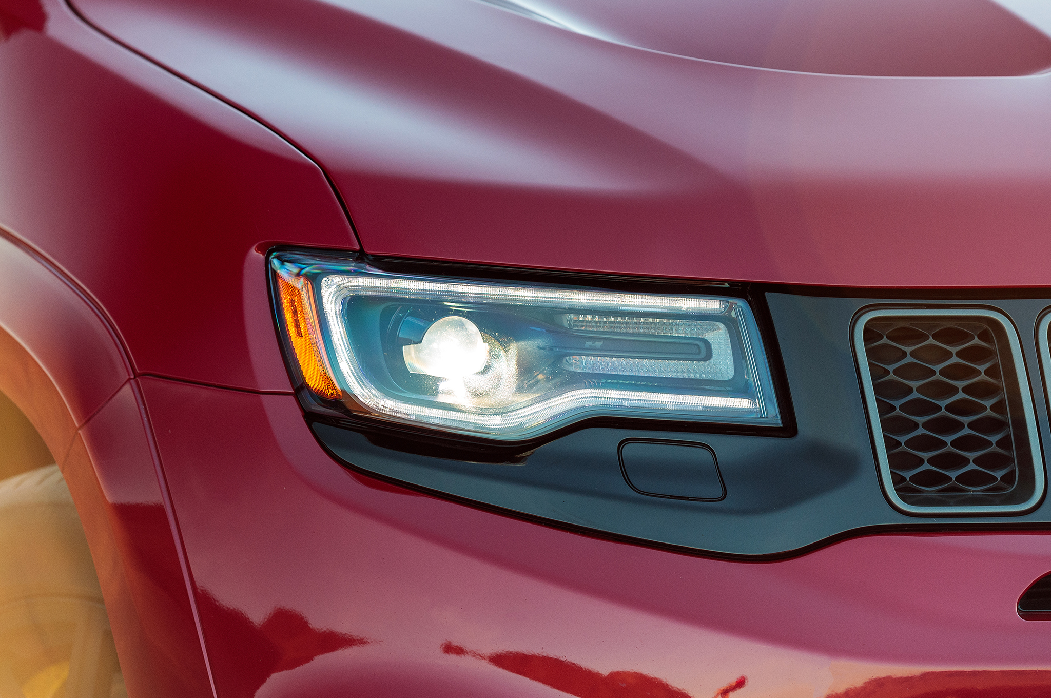 2018 Jeep Grand Cherokee Trackhawk headlight