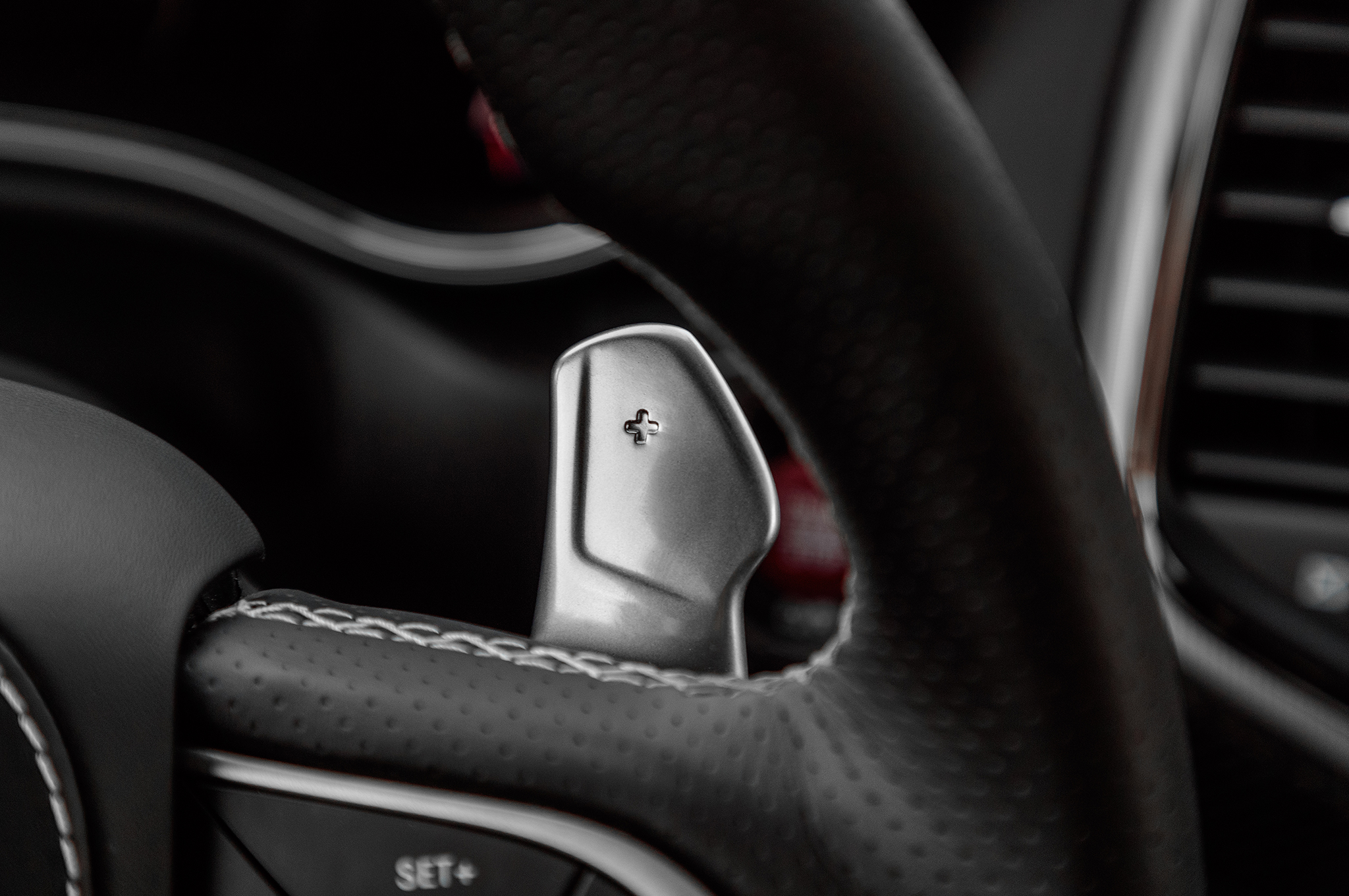 2018 Jeep Grand Cherokee Trackhawk steering wheel 01