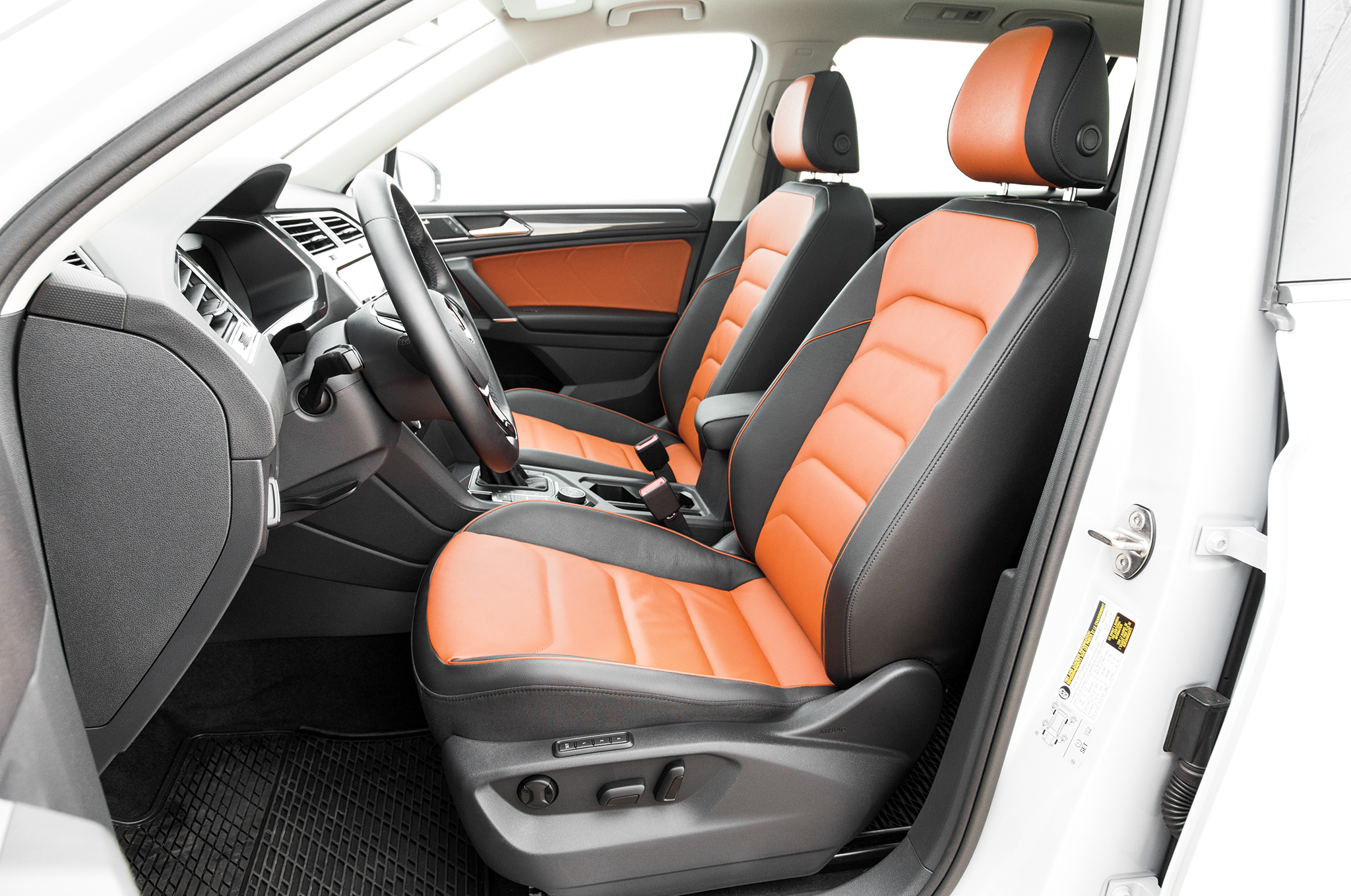 2018 Volkswagen Tiguan SEL TSI front interior seats