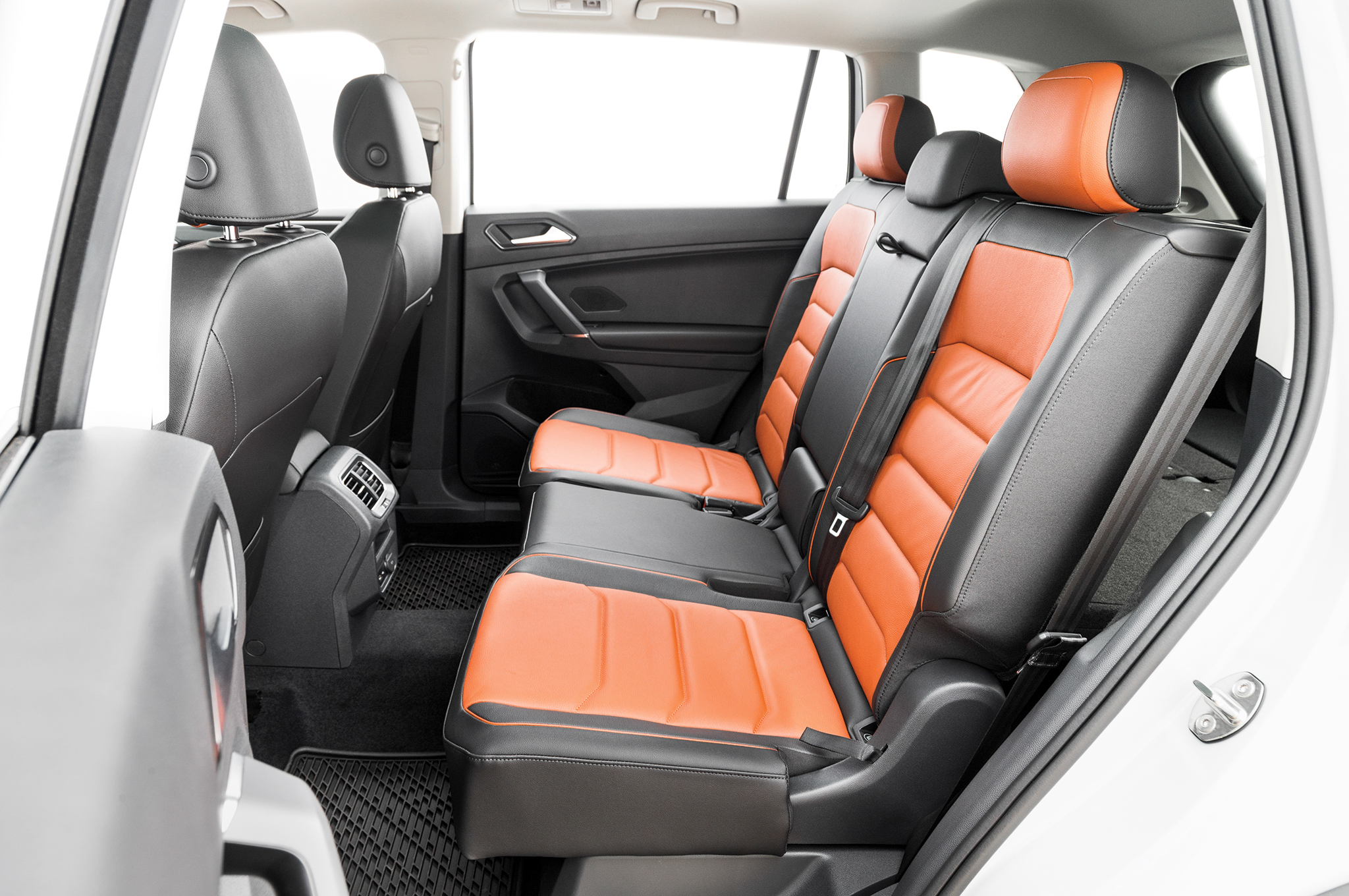 2018 Volkswagen Tiguan SEL TSI rear interior seats