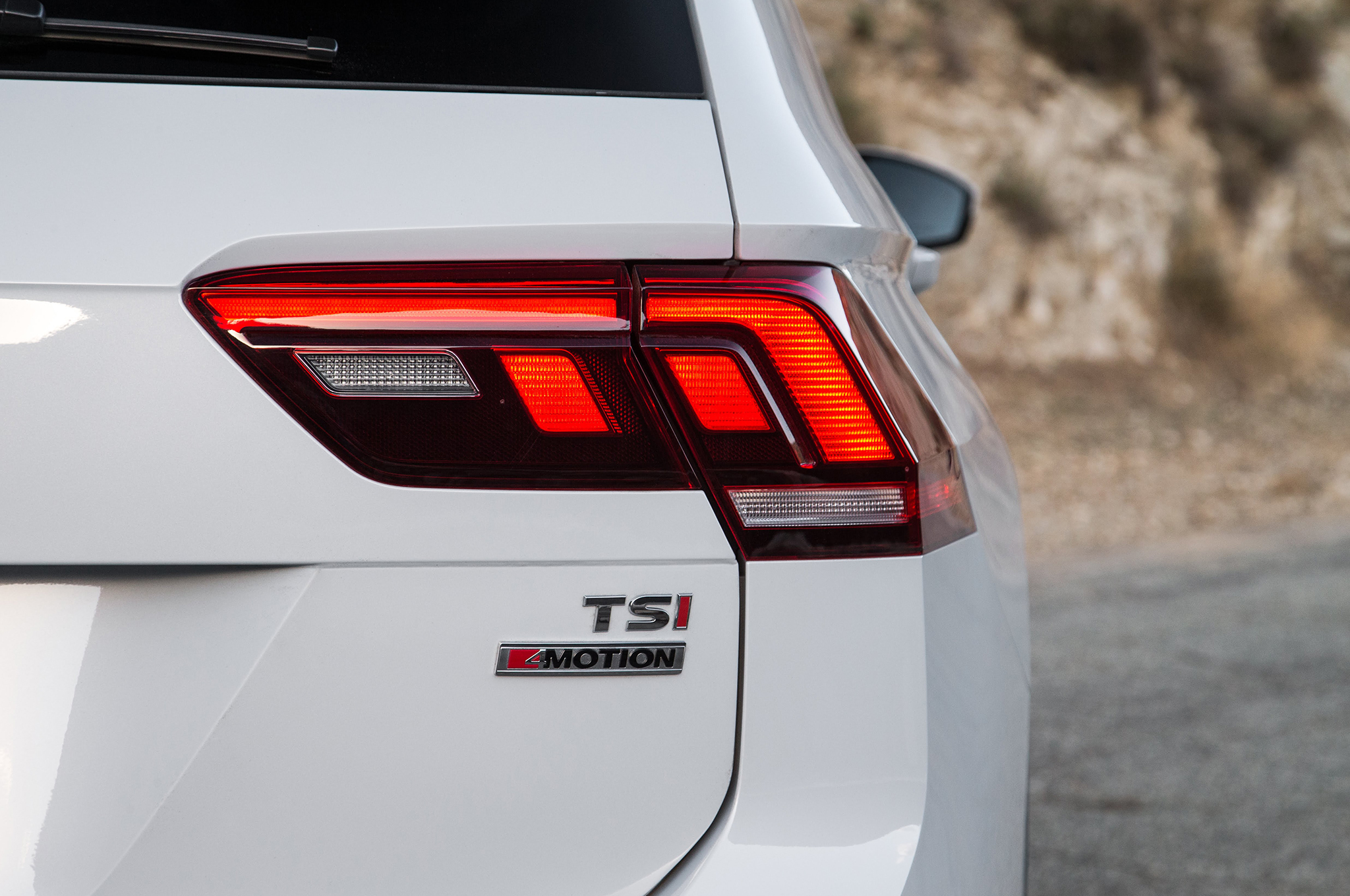 2018 Volkswagen Tiguan SEL TSI 4Motion taillight