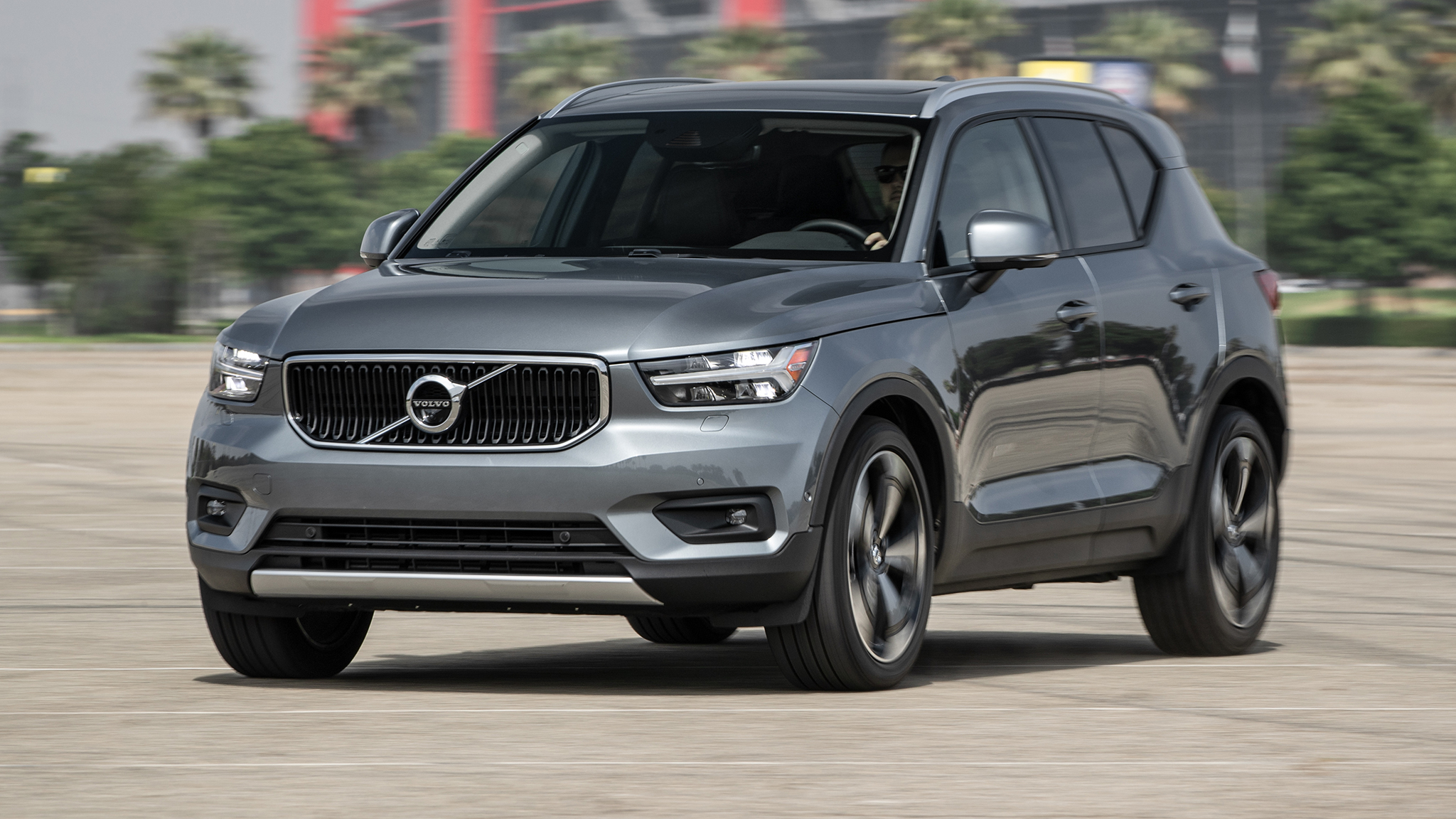 2019 Volvo XC40 T4 FWD front three quarter in motion 1