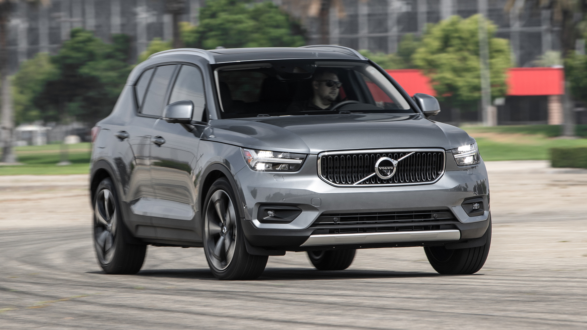 2019 Volvo XC40 T4 FWD front three quarter in motion 2