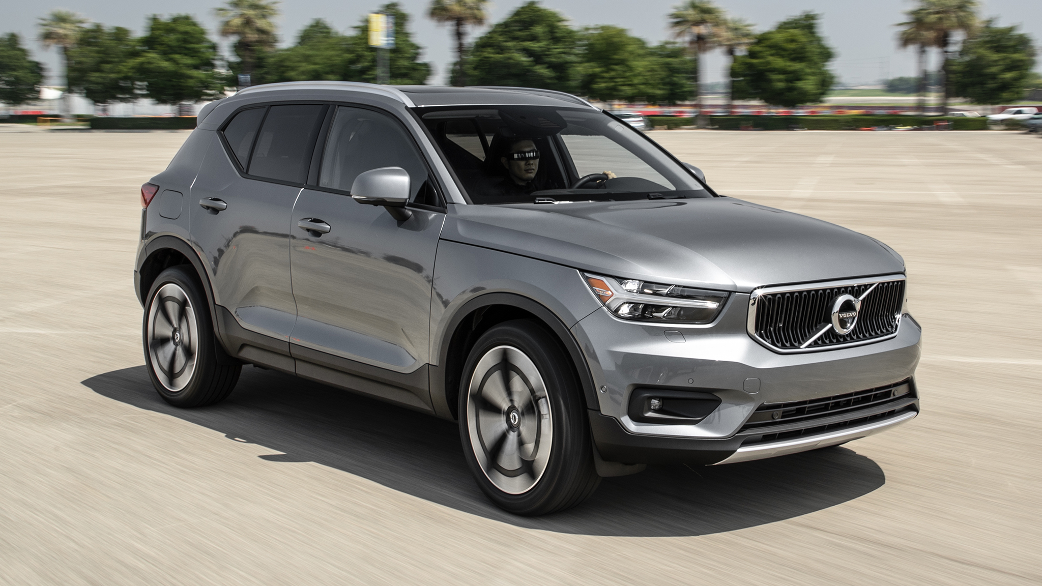 2019 Volvo XC40 T4 FWD front three quarter in motion 3