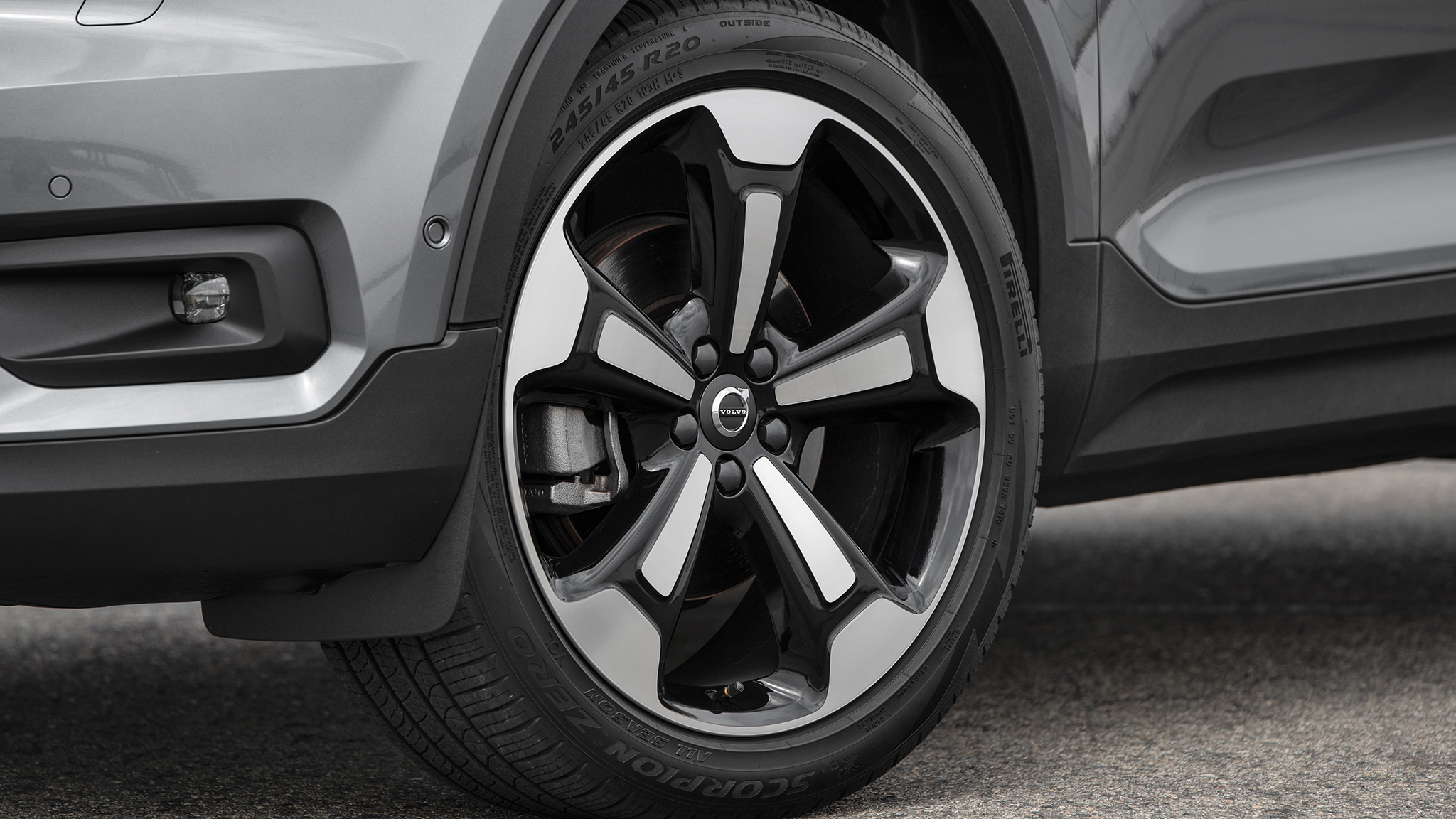 2019 Volvo XC40 T4 FWD front wheel
