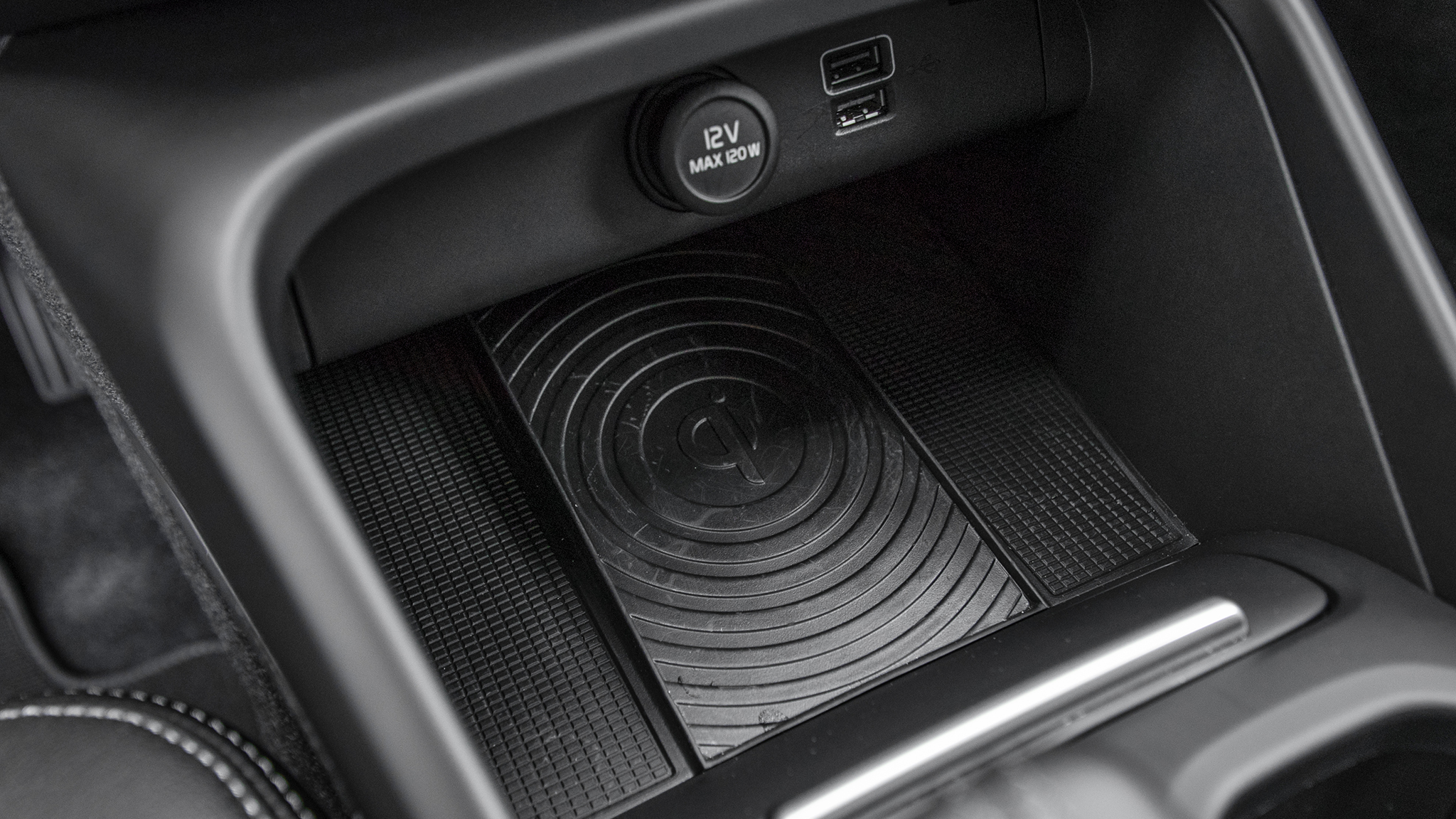 2019 Volvo XC40 T4 FWD phone charger